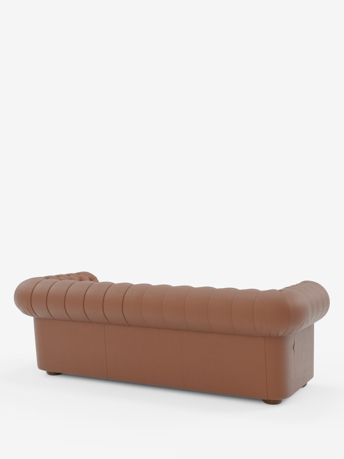 Una vista dal retro mette in risalto il divano Chester 4 Posti 3 sedute in Vera Pelle – Chesterfield Capitonné Artigianale di Divani.Store, un divano in pelle marrone realizzato a mano con lavorazione artigianale in vera pelle. Caratterizzato da braccioli elegantemente arrotondati e da uno schienale capitonné poggiato su gambe corte e rotonde, lo schienale curvo e la texture lussuosa risaltano sullo sfondo bianco, mettendo in risalto il design classico e raffinato.