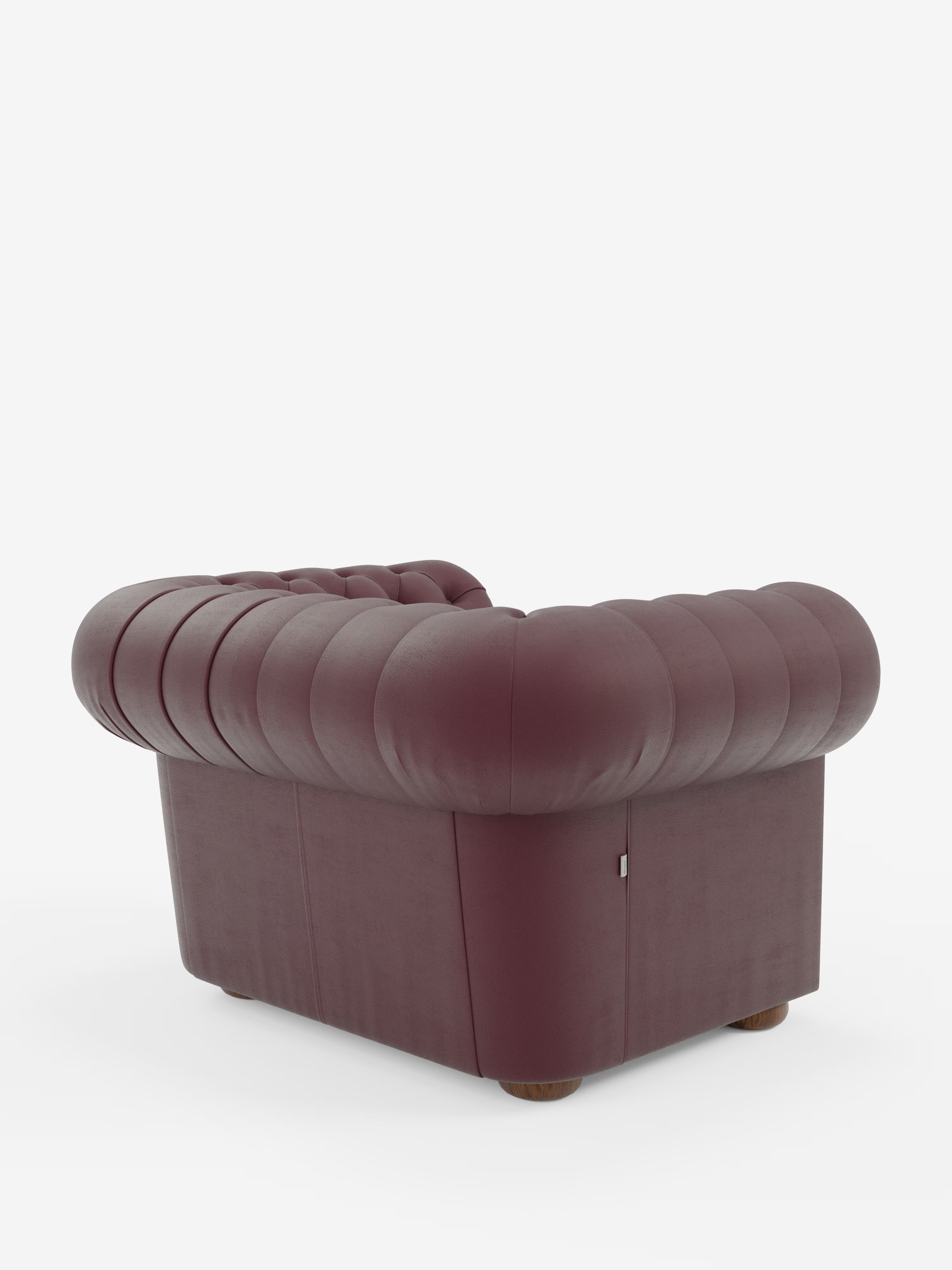 La poltrona Chester in vera pelle spessorata con capitonné artigianale di Divani.Store presenta un lussuoso rivestimento in vera pelle color bordeaux intenso con capitonné realizzato a mano sullo schienale arrotondato e sui braccioli. Questa elegante poltrona ha una consistenza liscia e morbida e poggia su piccole gambe rotonde in legno, che risaltano su uno sfondo bianco a tinta unita.