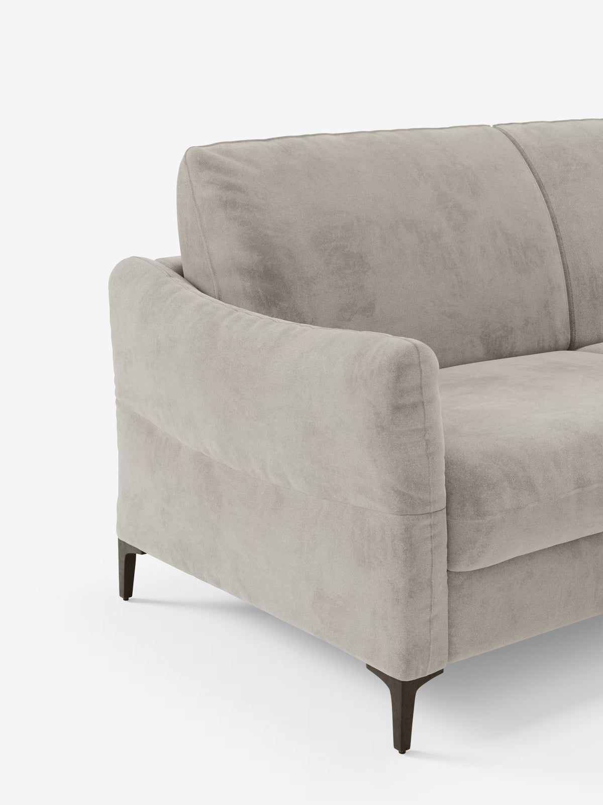 Un primo piano del lato sinistro e dell’angolo del divano letto Dalia a 2, 3 e 4 posti con materasso H18, realizzato in moderno tessuto vellutino antimacchia T30 di Divani.Il modello, caratterizzato da un tessuto in velluto grigio chiaro antimacchia, morbidi cuscini, un bracciolo imbottito e curvo e sottili gambe in metallo nero su sfondo bianco.