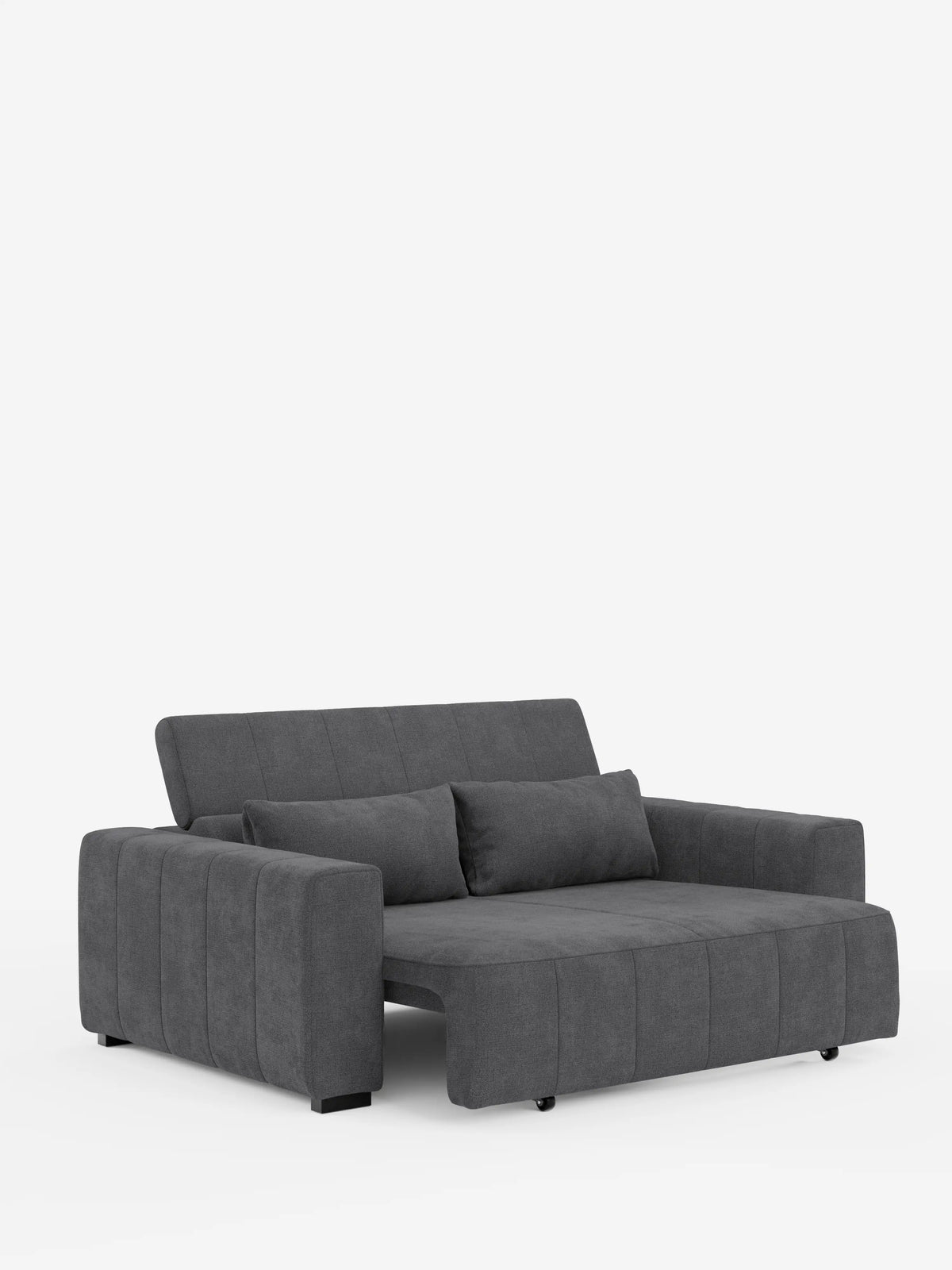 Un divano a 3 posti in stile dorico contemporaneo, color grigio scuro, di Divani.Store, rivestito in tessuto T23 facile da pulire, caratterizzato da ampi braccioli, due cuscini rettangolari abbinati, uno schienale basso con morbidi dettagli trapuntati verticali e sedute completamente estensibili grazie a un meccanismo relax elettrico. Il poggiatesta reclinabile e la seduta allungabile in stile chaise longue sono raffigurati completamente estesi a formare un letto su uno sfondo bianco a tinta unita.