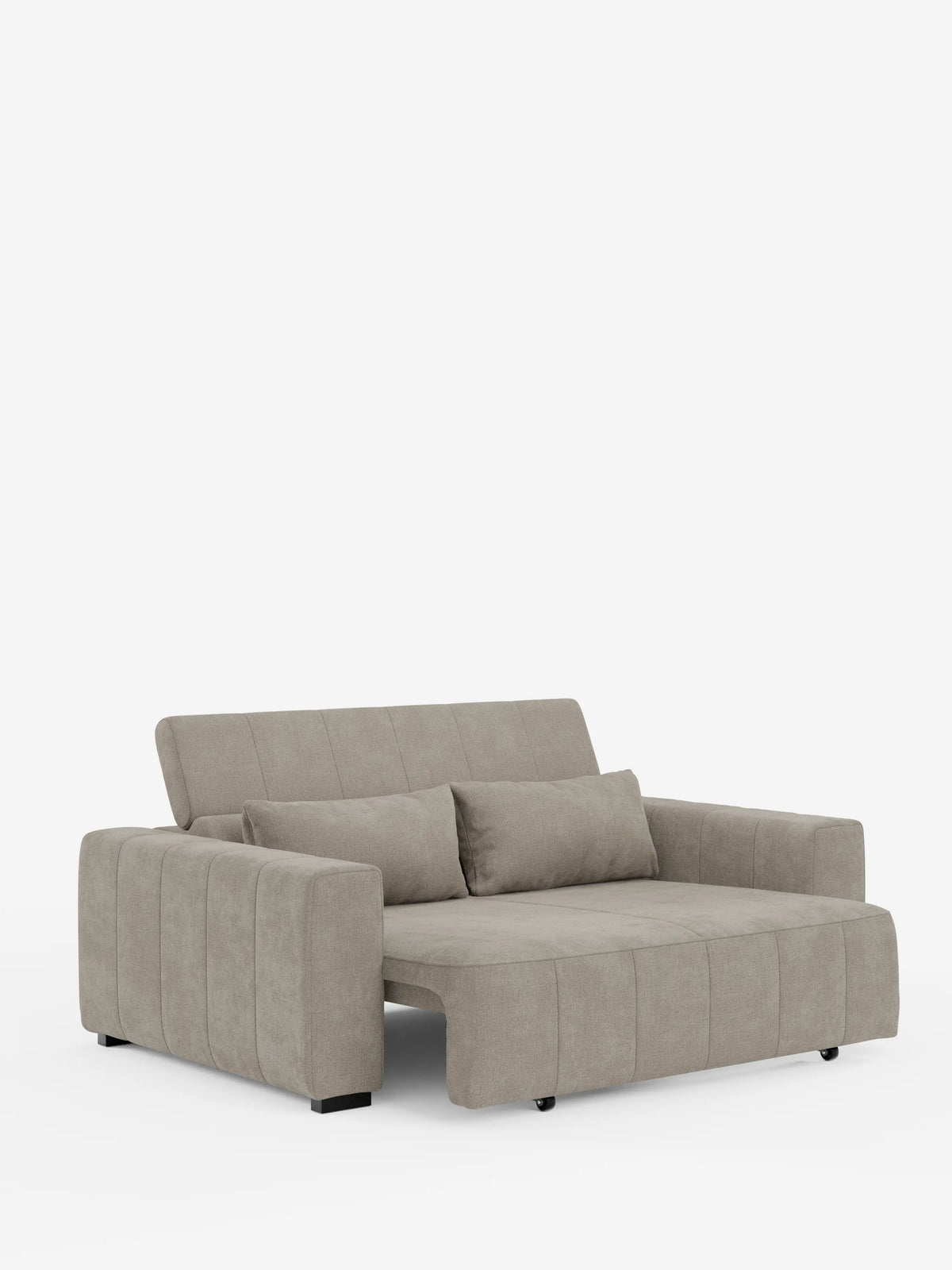 Un divano a 3 posti in stile dorico, dal design contemporaneo e in grigio chiaro, firmato Divani.Store, caratterizzato da ampi braccioli, uno schienale basso e due cuscini decorativi abbinati. Rivestito in tessuto T23 facile da pulire, questo divano moderno è dotato di sedute estensibili con funzione relax elettrica e poggiatesta regolabili. Qui raffigurato nella sua posizione completamente estesa su uno sfondo bianco, il rivestimento liscio e trapuntato ne esalta il design sofisticato.