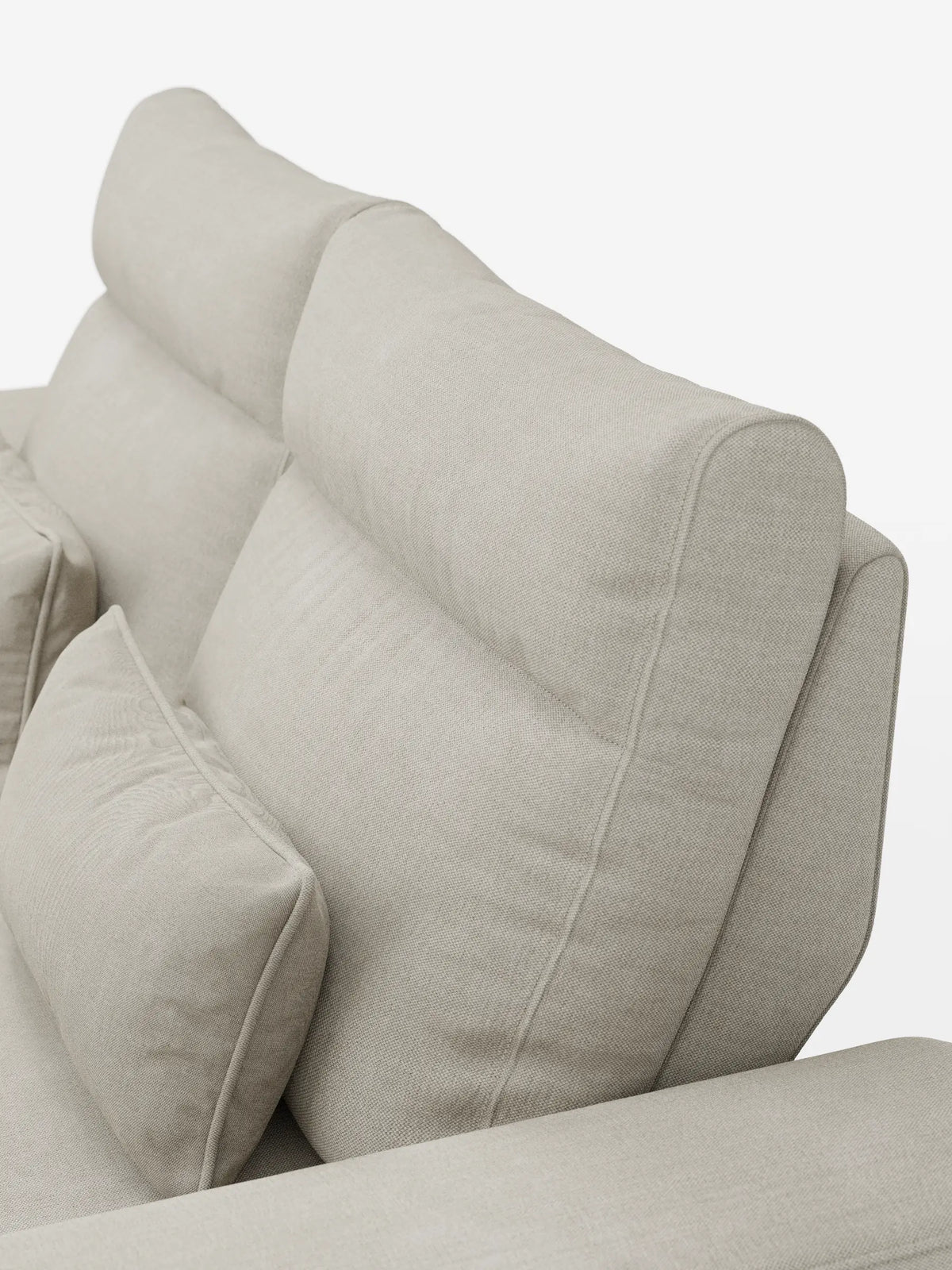 Una vista ravvicinata e obliqua di un divano a 3 posti Ischia con pouf estraibile e schienali traslanti in tessuto misto lino lavabile, caratterizzato da un tessuto testurizzato beige chiaro, due schienali regolabili e un cuscino lombare coordinato.