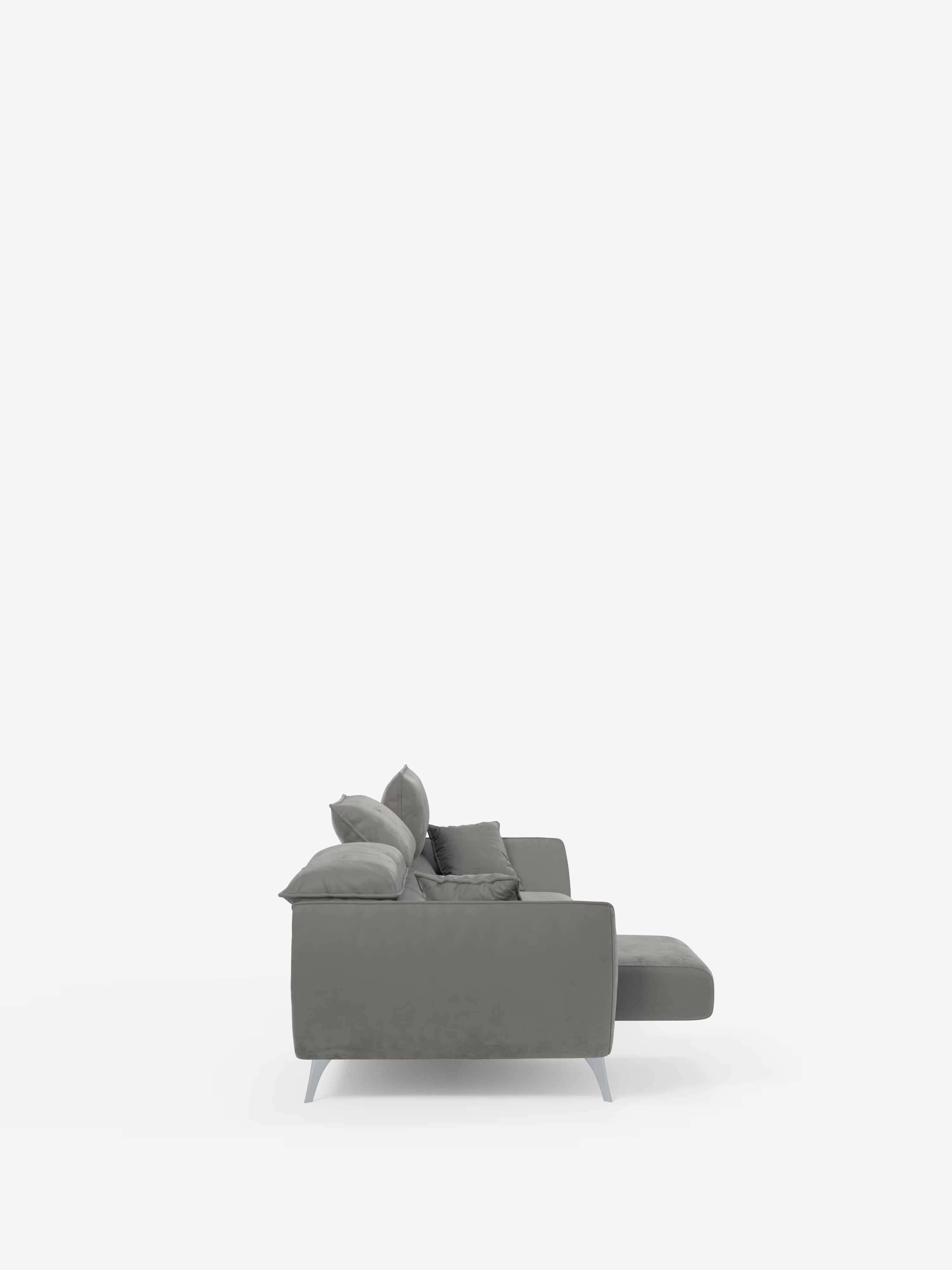 Vista laterale del modello Michelangelo 4 Posti di Divani.Store, un moderno divano componibile grigio con tre sedute estensibili e poggiatesta reclinabili, rivestito in elegante velluto T30 resistente alle macchie. Questo divano presenta gambe sottili, linee pulite e minimaliste e una chaise longue sul lato destro, il tutto su uno sfondo bianco a tinta unita.