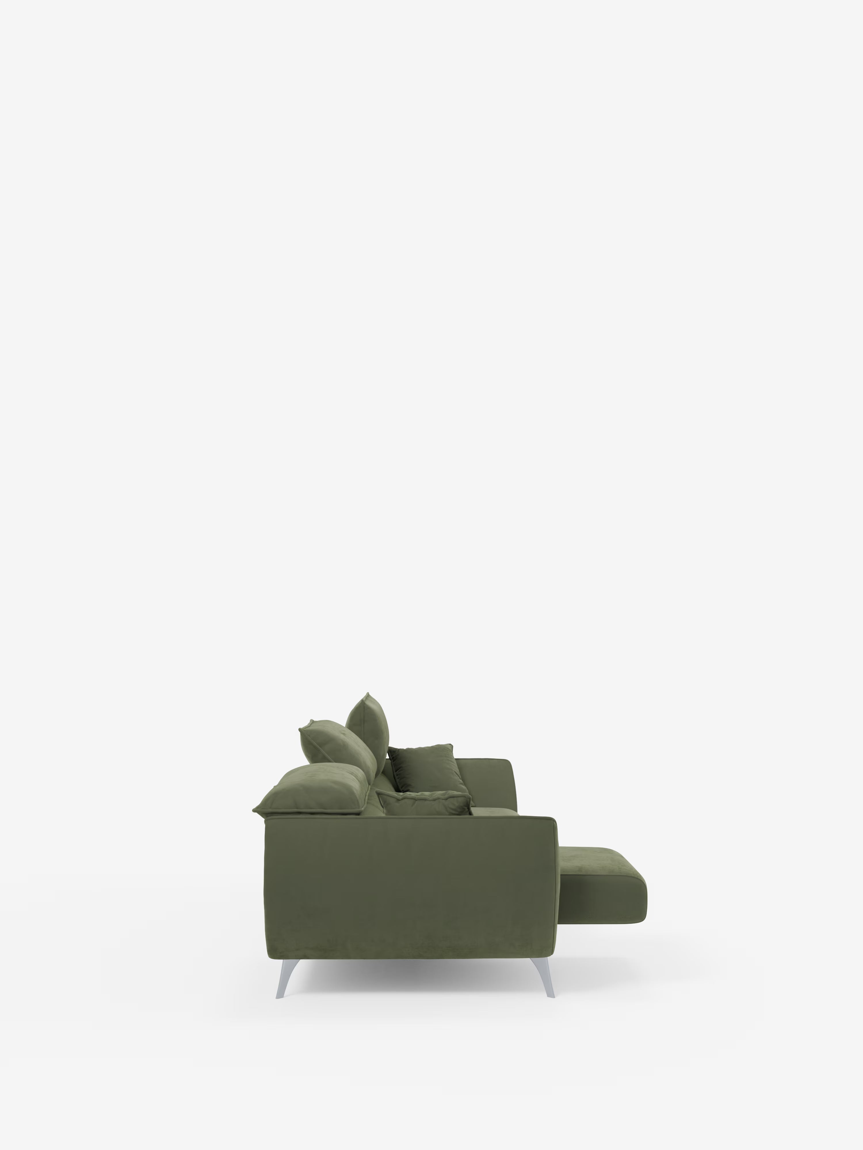 Il divano Michelangelo 4 Posti di Divani.Store, una chaise longue verde realizzata in elegante tessuto velour T30 resistente alle macchie, è ripreso dal lato sinistro su uno sfondo bianco. Dotato di tre sedute estensibili e poggiatesta regolabili, questo elegante divano a 4 posti presenta gambe in metallo sottili e angolate e un design moderno e minimalista. Nell’immagine, l’ampio spazio bianco circonda il divano.