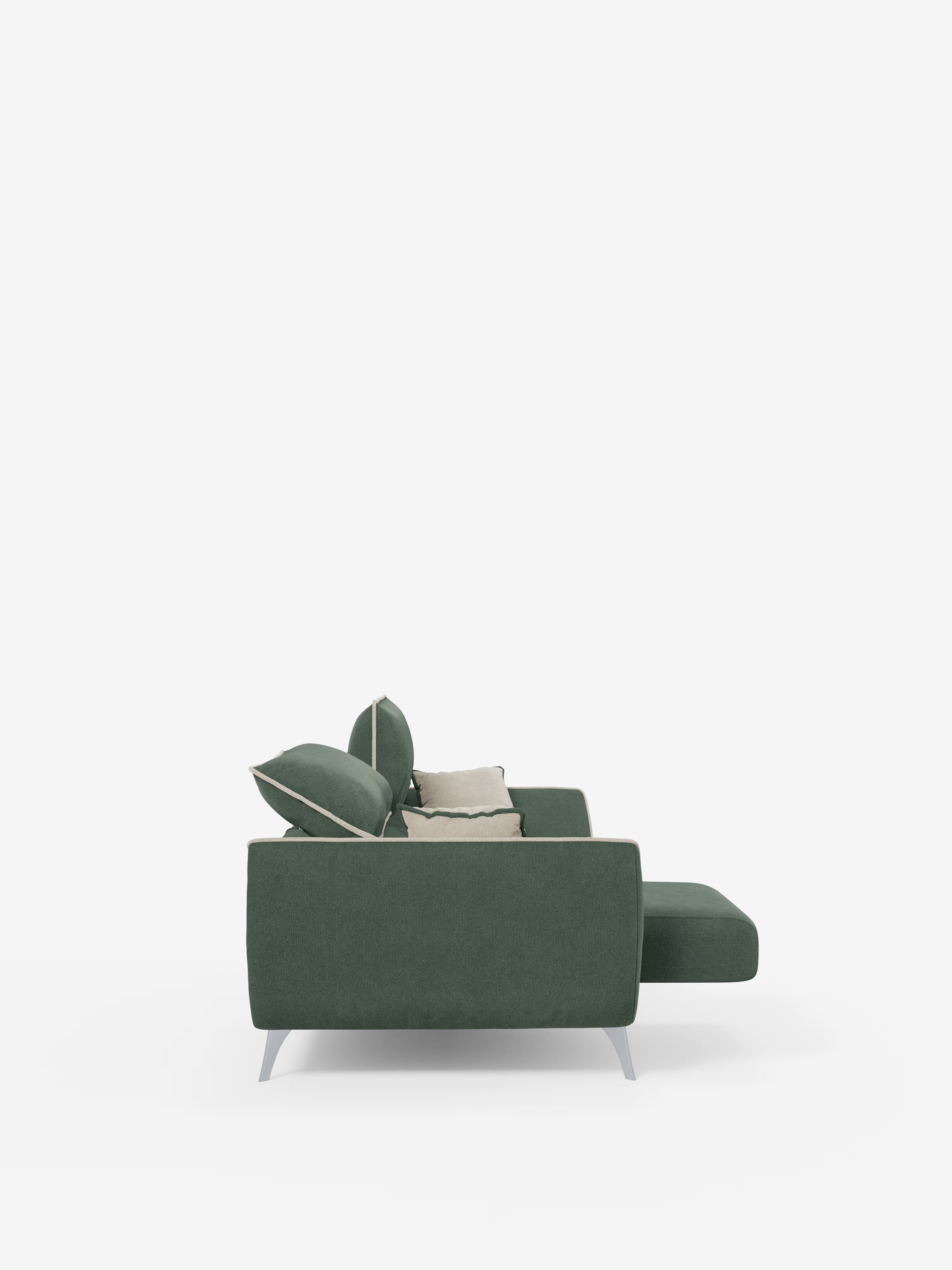 Vista laterale del divano Michelangelo a 2 e 3 posti con sedute allungabili e poggiatesta reclinabili di Divani.Store, presentato in tessuto T23 bicolore verde scuro e beige, resistente alle macchie. Il divano presenta eleganti gambe argentate, due cuscini verdi e un cuscino beige su uno sfondo bianco a tinta unita. Le sue linee pulite, la seduta spaziosa con sezioni estensibili, la leggera reclinabilità e il design minimalista ne esaltano sia il comfort che lo stile moderno.