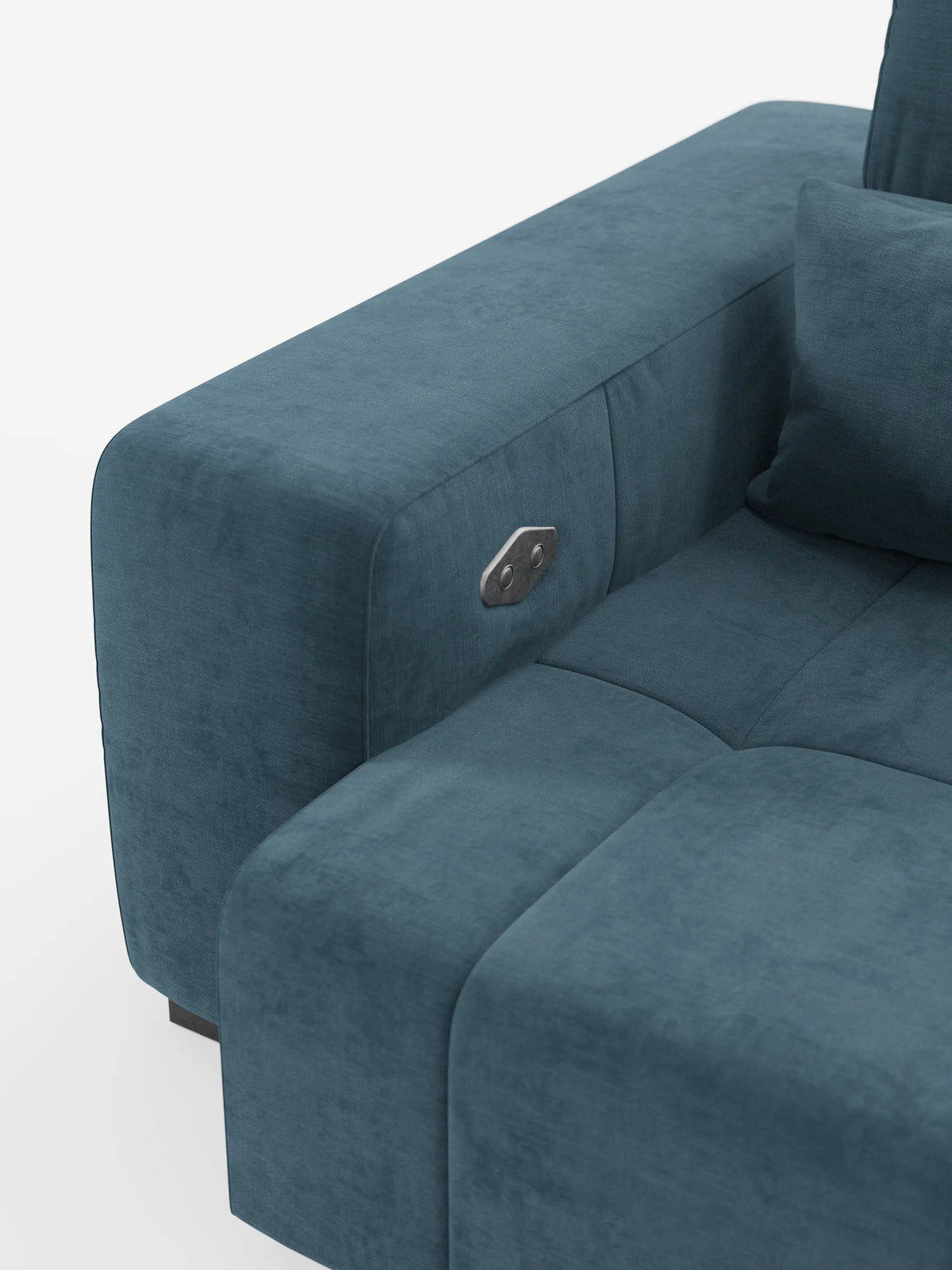 Primo piano del bracciolo e del cuscino di seduta del divano Monarch con relax elettrico per l’allungamento delle sedute e poggiatesta reclinabile in morbido tessuto smacchiabile T31 di Divani.Store, qui raffigurato in velluto color verde acqua. Sul bracciolo è montato un pannello di comando rettangolare con pulsanti, che mette in risalto le innovative caratteristiche di comfort di questo divano contemporaneo. Un cuscino coordinato spunta dall’angolo su uno sfondo bianco a tinta unita.