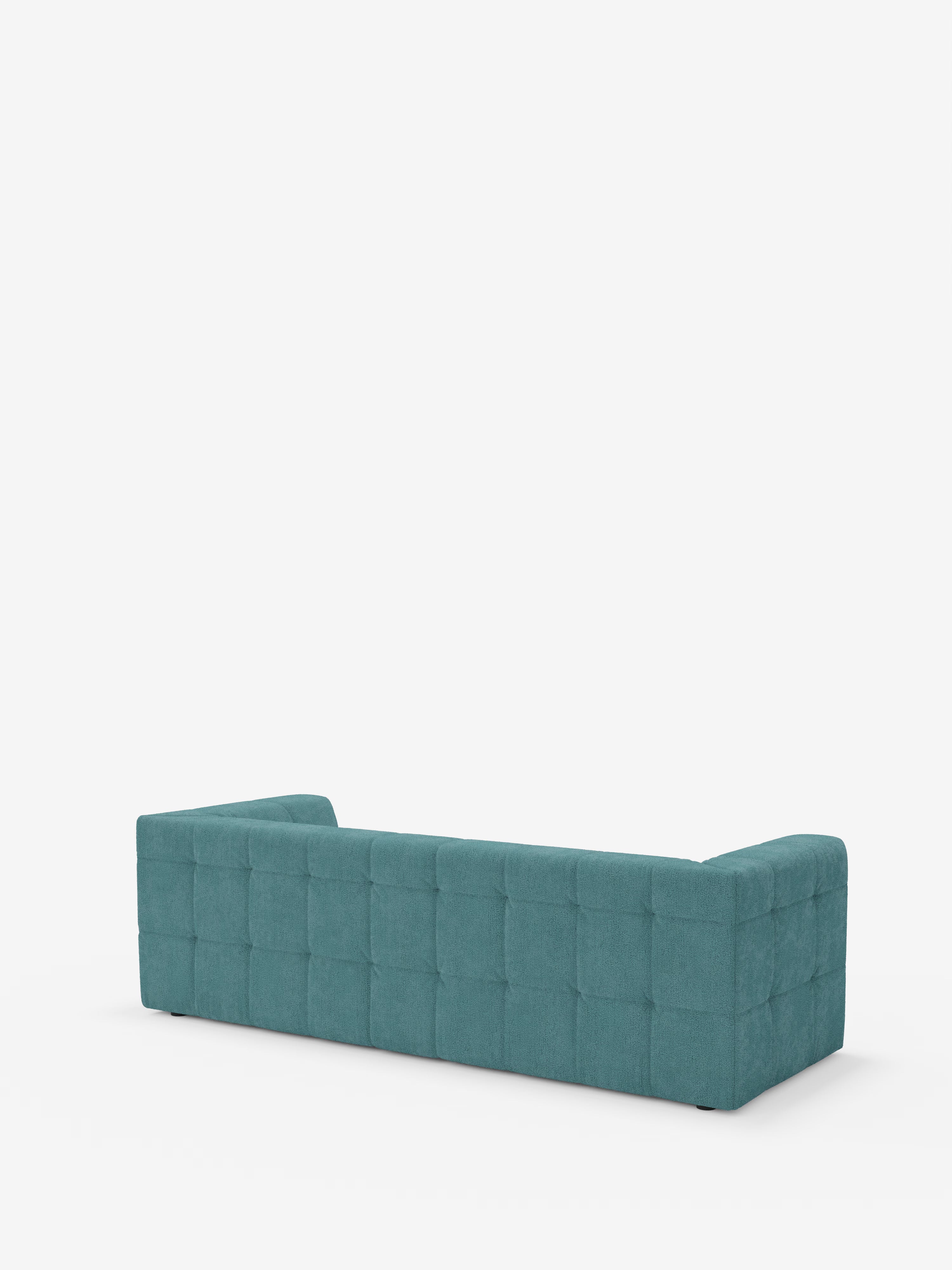 Un divano modulare Mosaic a 3 e 4 posti, di colore verde acqua, dalla forma rettangolare, realizzato in bouclé da Divani.Store, caratterizzato da schienale e braccioli bassi e rivestito in tessuto T21 antimacchia con una distintiva trapuntatura capitonné che forma un motivo a griglia sullo schienale e sui fianchi. Il divano è ripreso di profilo da dietro su uno sfondo bianco a tinta unita.