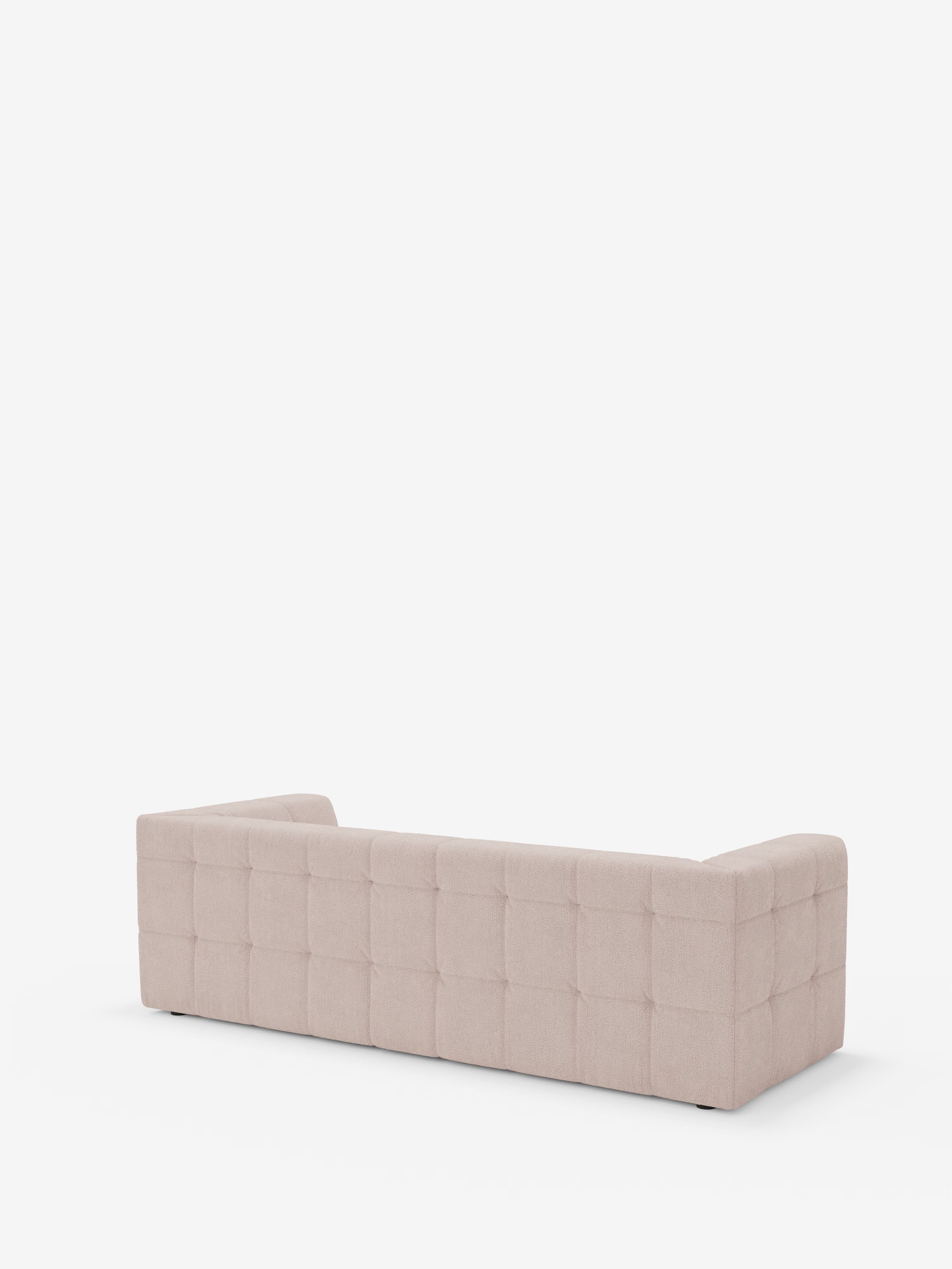 Ecco la frase modificata utilizzando i dati del prodotto: Un moderno divano modulare Mosaic a 3 e 4 posti in bouclé di Divani.Store, caratterizzato da un rivestimento beige chiaro con trapuntatura quadrata (capitonné) e ripreso di retro su uno sfondo bianco a tinta unita. Il divano presenta braccioli bassi e dritti e una forma squadrata che ne definiscono il design contemporaneo, realizzato in tessuto smacchiabile T21.