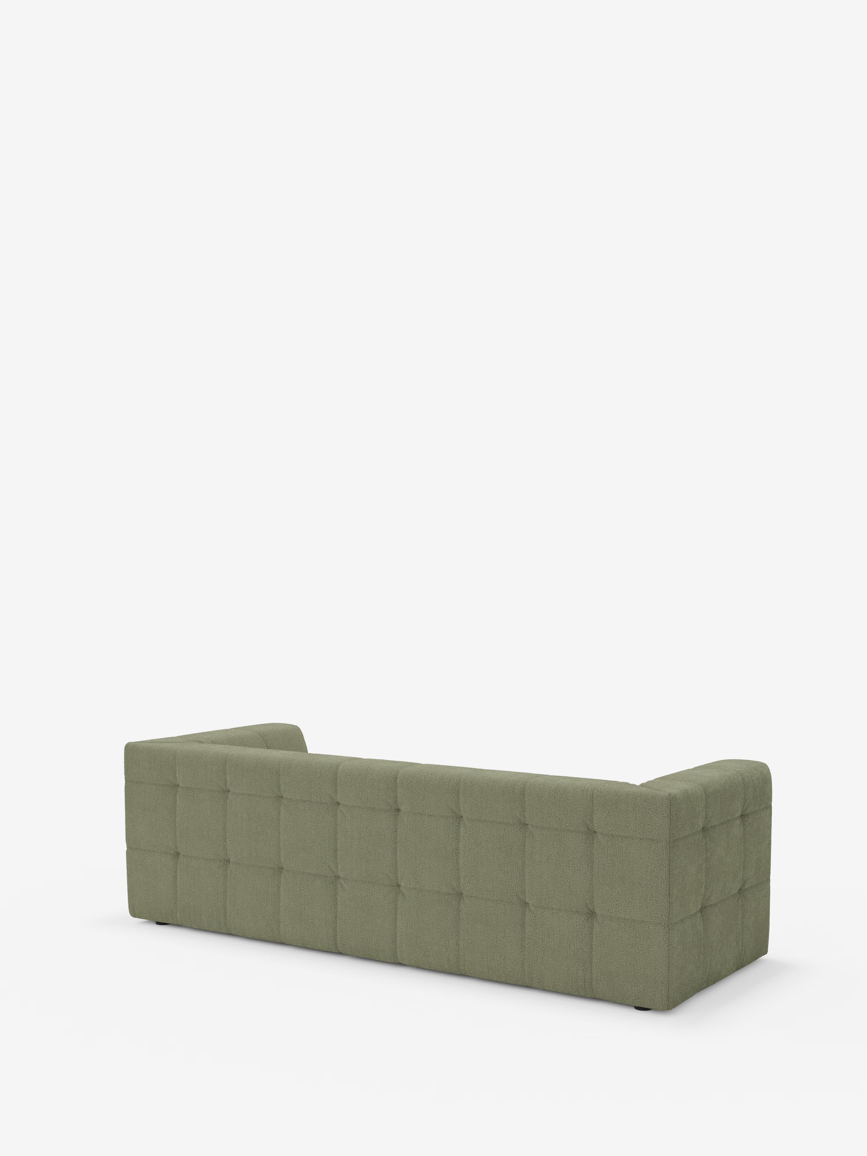 Un divano modulare contemporaneo Mosaic Divano a 3 e 4 posti, color verde oliva, in bouclé, firmato Divani.Store, è raffigurato di retro su uno sfondo bianco. Questo divano modulare presenta un profilo basso con braccioli squadrati e un caratteristico motivo capitonné a griglia sul rivestimento in tessuto antimacchia.