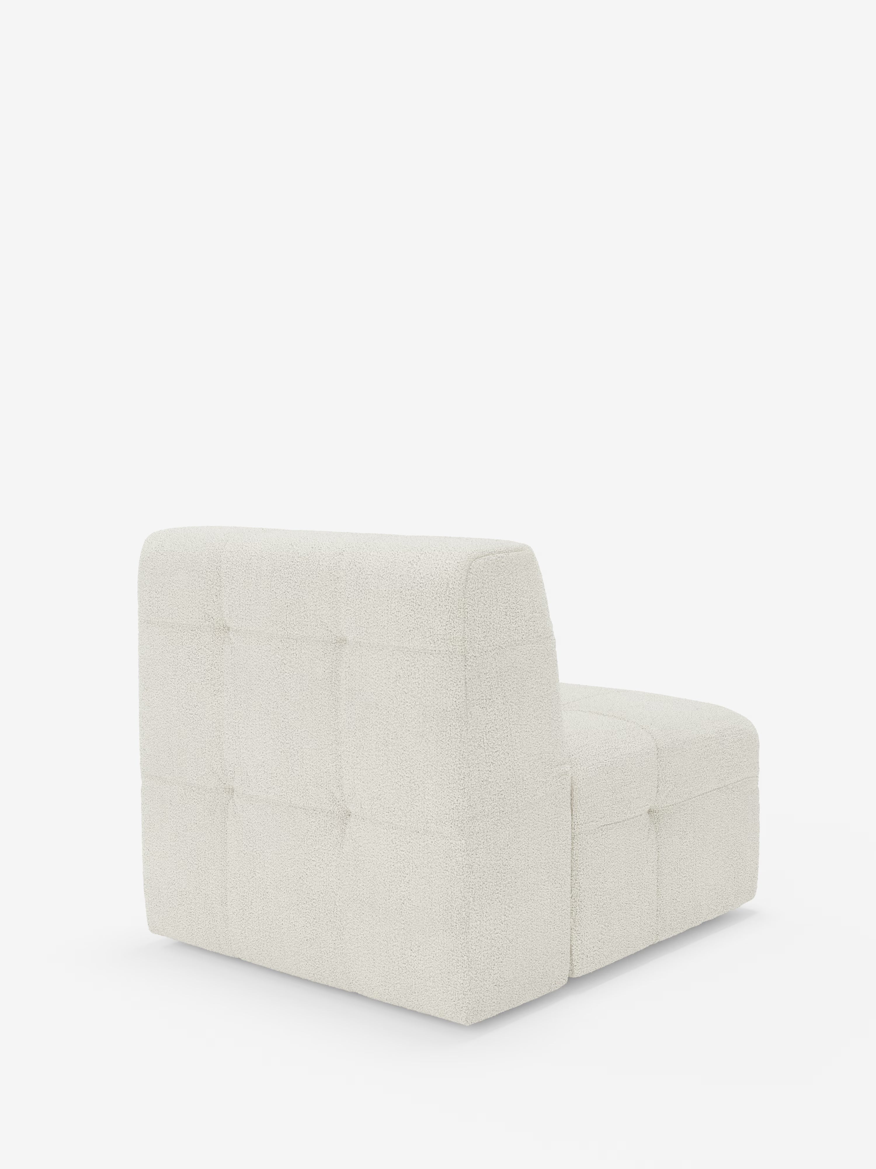 La poltrona modulare Mosaic da 77 cm in bouclé di Divani.Store è una poltrona modulare moderna, senza braccioli, caratterizzata da uno schienale basso e rivestita in tessuto bouclé bianco testurizzato antimacchia (T21). Il suo design capitonné presenta una delicata trapuntatura a quadrati sullo schienale e sulla seduta, che ne sottolinea lo stile contemporaneo, e si distingue su uno sfondo bianco a tinta unita.