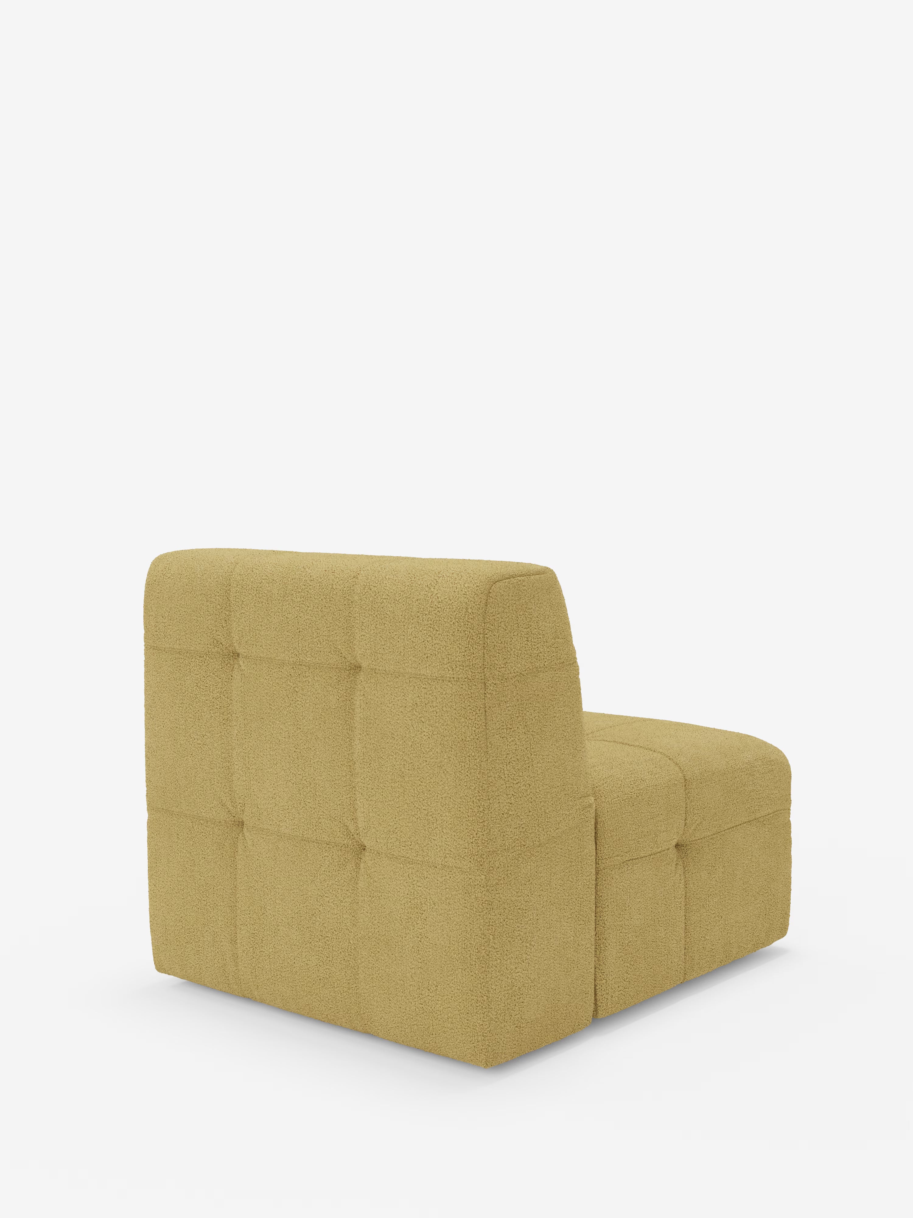 Una poltrona componibile contemporanea senza braccioli, la Mosaic Modulo Poltrona di Divani.Store misura 77 cm ed è caratterizzata da uno schienale alto rivestito in tessuto bouclé color beige chiaro, resistente alle macchie. Ispirata al design classico delle poltrone, presenta dettagli capitonné quadrati su schienale e fianchi. Sullo sfondo bianco a tinta unita, le linee pulite e l’estetica moderna della poltrona risultano ancora più accentuate.