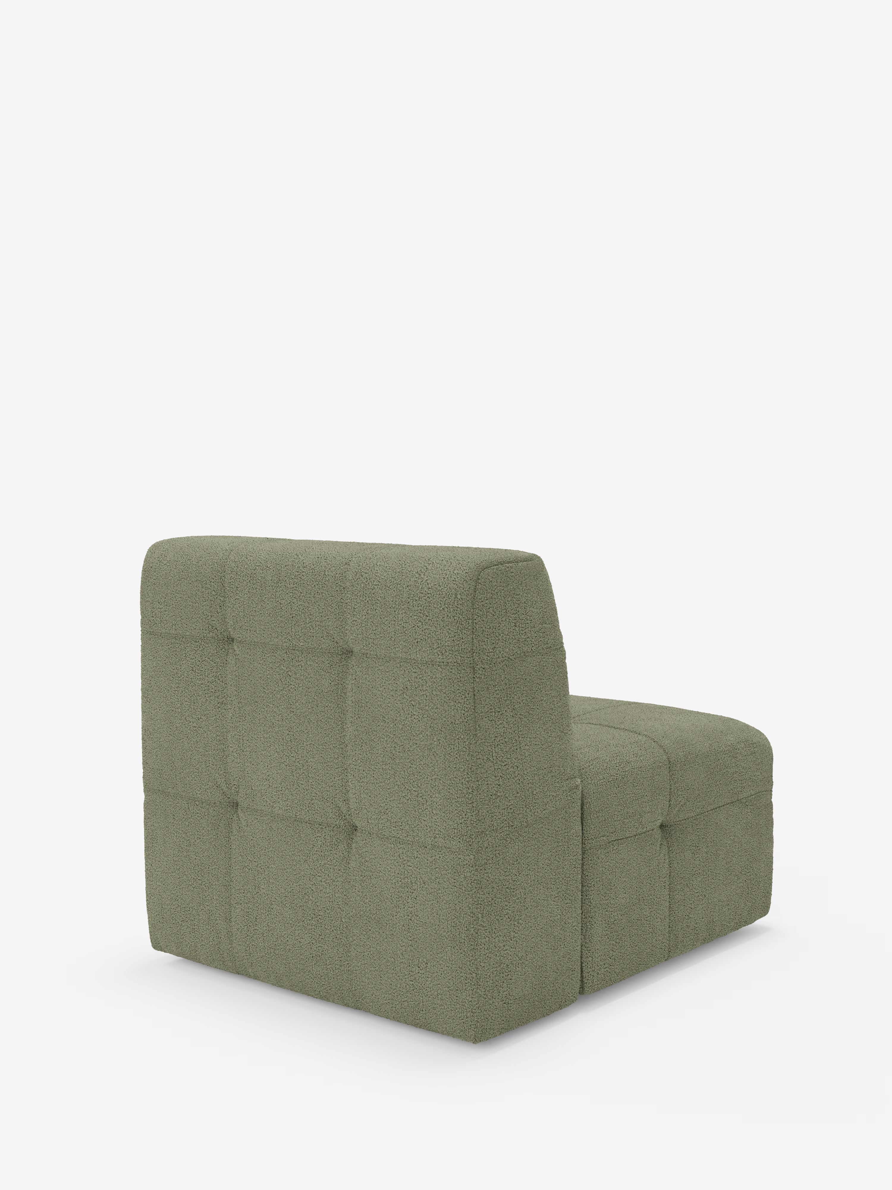 Un divano senza braccioli dal design contemporaneo di Divani.Store, il modulo poltrona Mosaic da 77 cm in bouclé, si caratterizza per una ricca tonalità di verde oliva con schienale e seduta bassi e capitonné. Rivestito in tessuto testurizzato T21 lavabile che ricorda il bouclé di Poltrona, questo raffinato complemento d’arredo è messo in risalto su uno sfondo bianco a tinta unita e ripreso da un’angolazione posteriore, che ne esalta l’estetica dal design moderno.