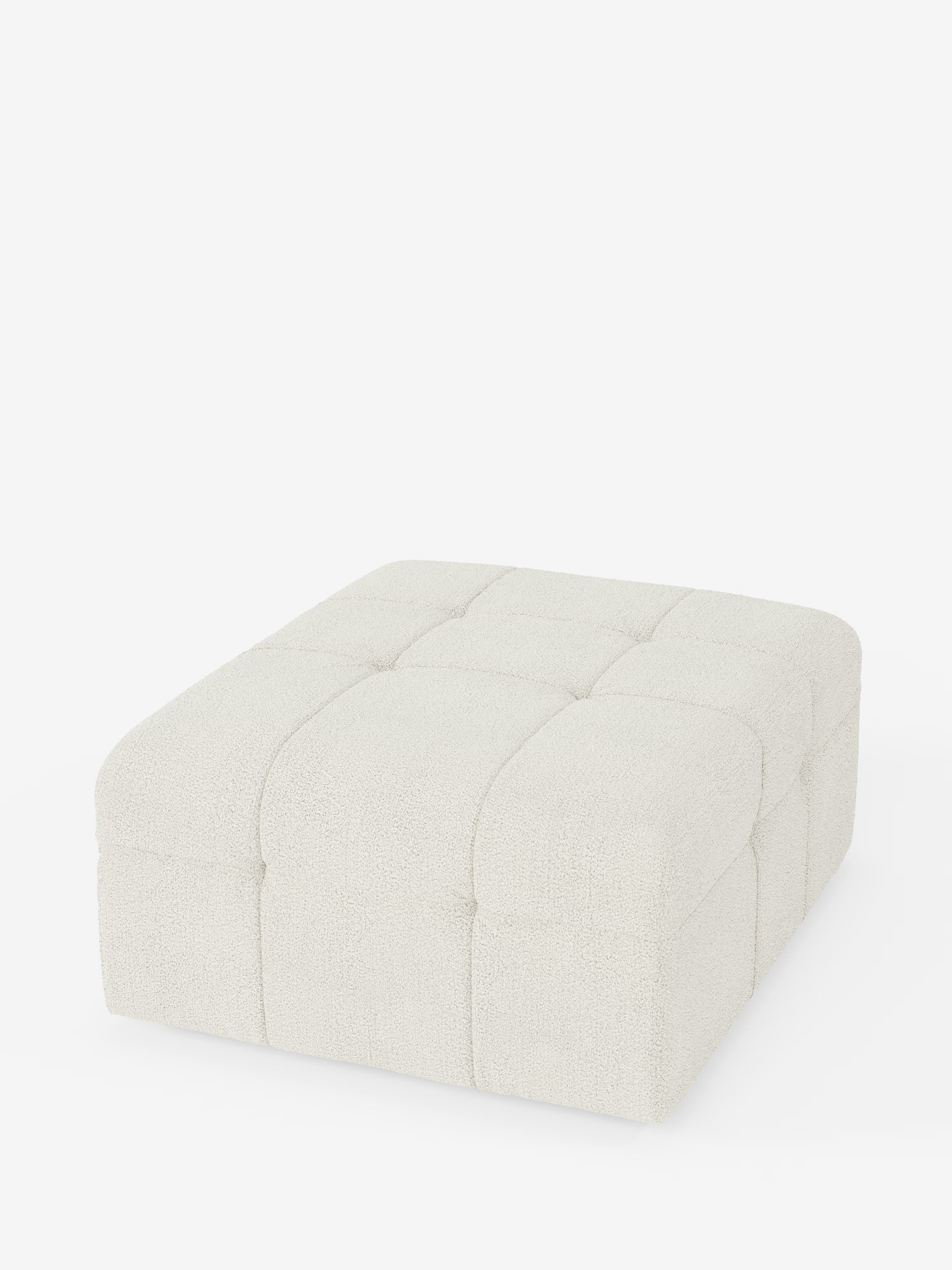 Scopri il pouf e modulo Mosaic in bouclé (96x77 cm) di Divani.Store, un pouf quadrato realizzato in Italia con un sofisticato design capitonné in tessuto T21 color crema e resistente alle macchie. Le sue ampie sezioni trapuntate richiamano l’elegante estetica del pouf Mosaic, mentre il lussuoso rivestimento in tessuto bouclé gli conferisce un fascino senza tempo. Il pouf non presenta gambe a vista né dettagli aggiuntivi e si abbina magnificamente a uno sfondo bianco.