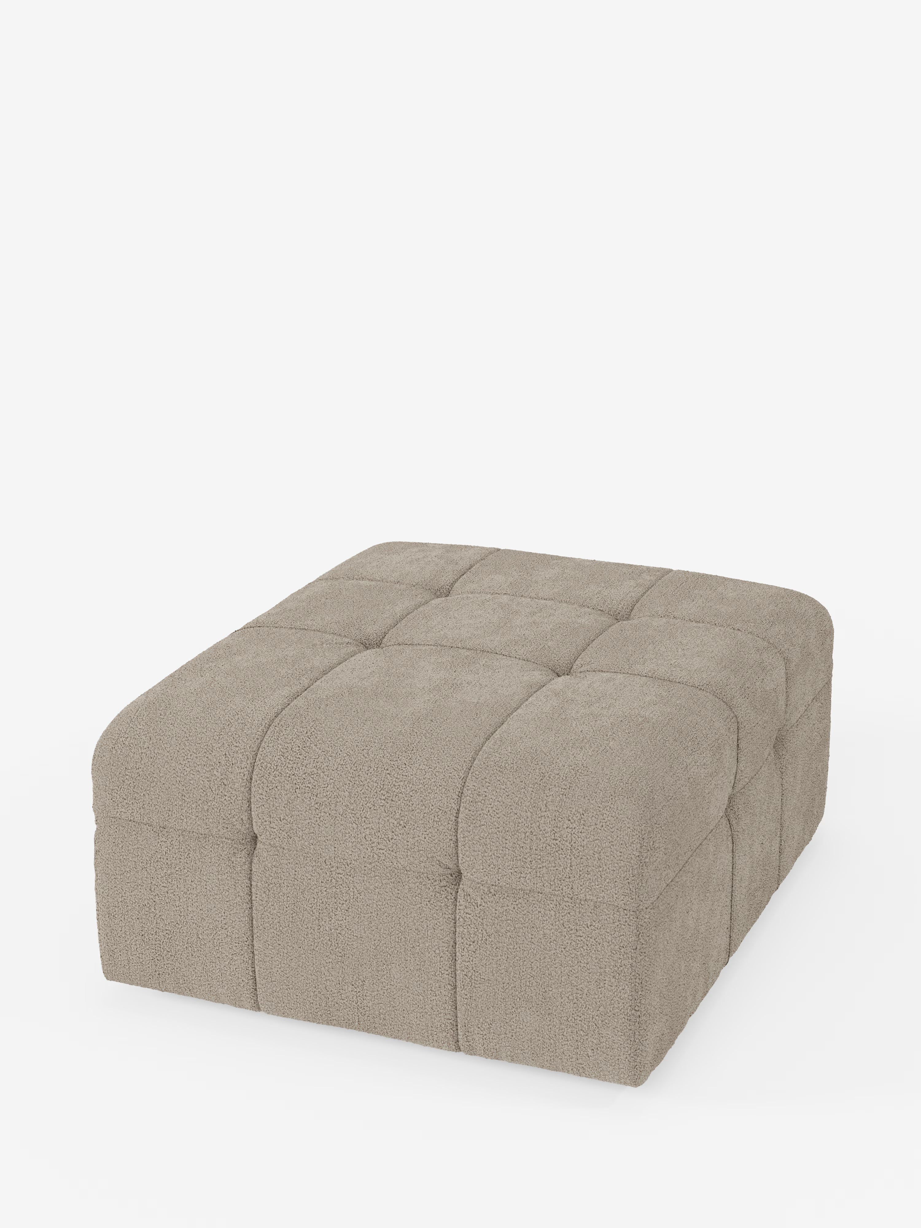 Un pouf e modulo quadrato “Mosaic” in bouclé di Divani.Store, di colore beige chiaro, dalle dimensioni di 96x77 cm, presenta una superficie morbida e trapuntata con un motivo capitonné a griglia. Il rivestimento T21, dalla trama ricca e morbida e smacchiabile, racchiude il fascino lussuoso del tessuto bouclé di alta qualità, mentre la raffinata lavorazione artigianale esalta la qualità di un prodotto Made in Italy. Il pouf è elegantemente messo in risalto su uno sfondo bianco.