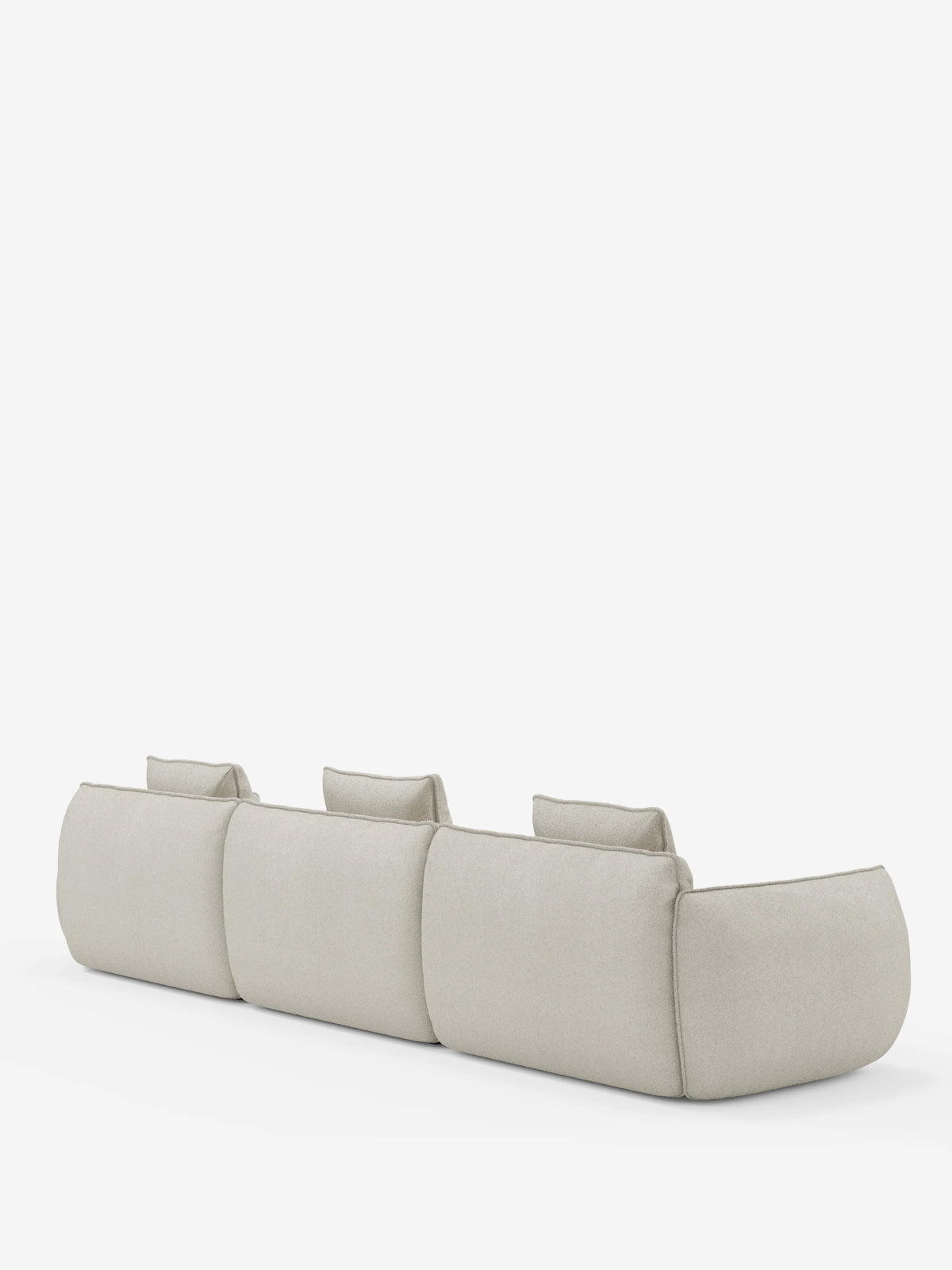 Un divano modulare beige “Nimbus a 3 posti componibile in morbido tessuto smacchiabile effetto cotone T33” di Divani.Store è raffigurato di spalle su uno sfondo bianco. Questo divano sfoderabile presenta ampi braccioli arrotondati e tre poggiatesta regolabili singolarmente, il tutto in un design minimalista e moderno.