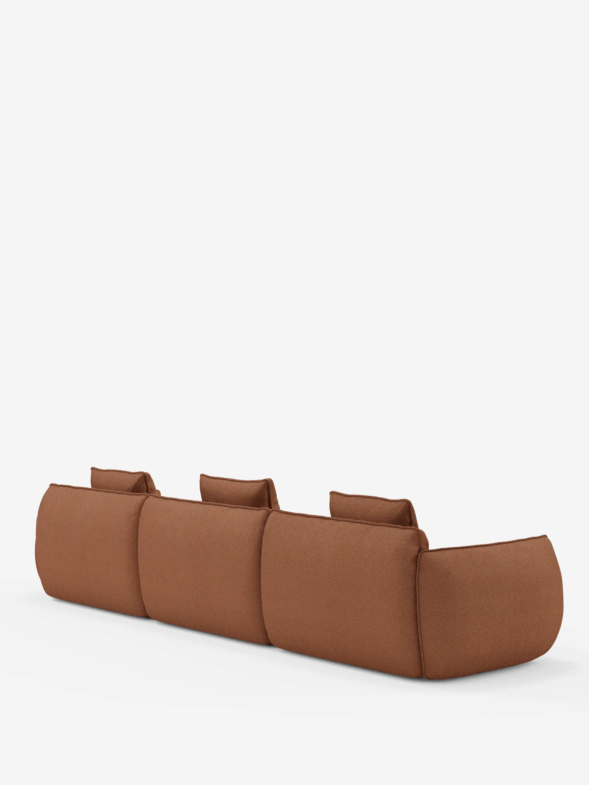 Il divano modulare a 3 posti Nimbus di Divani.Store, realizzato in morbido tessuto smacchiabile effetto cotone T33, è raffigurato di retro su uno sfondo bianco a tinta unita. Questo moderno divano marrone presenta tre ampie sedute con tre schienali bassi e rettangolari e braccioli arrotondati, che gli conferiscono un aspetto lussuoso e accogliente.