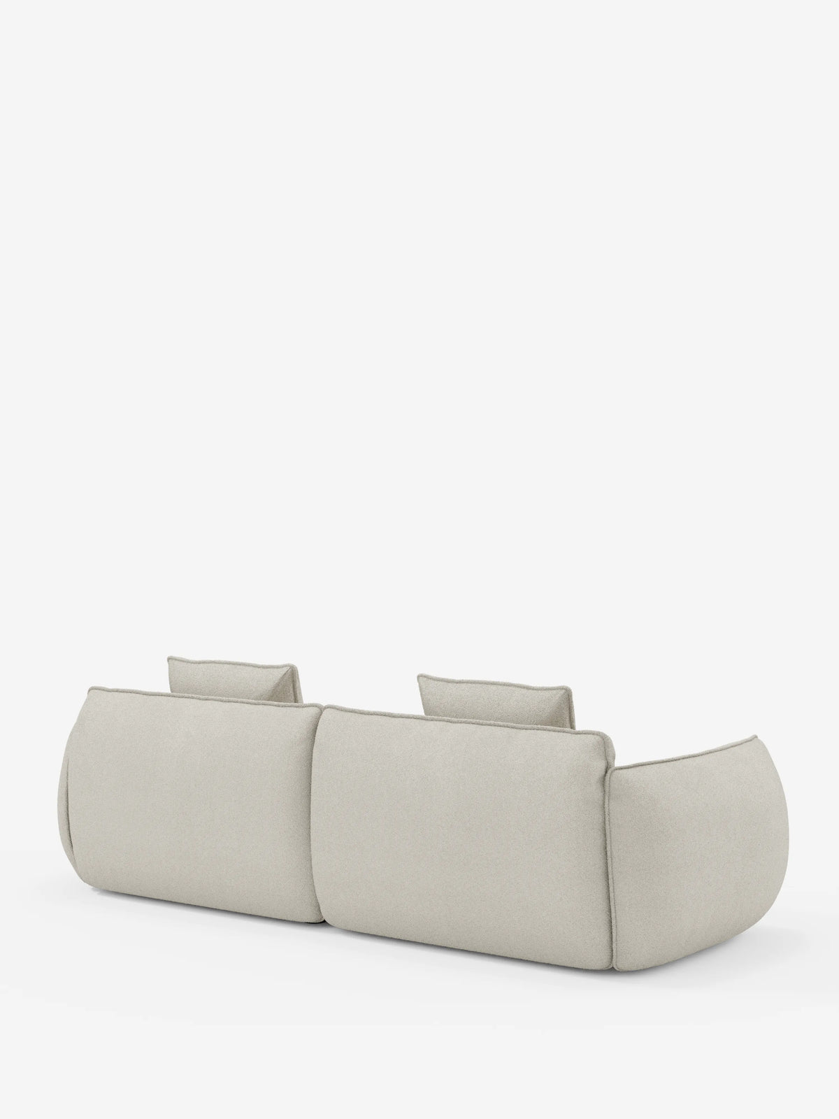 Un divano modulare e componibile Nimbus a 3 posti, in grigio chiaro e dallo stile contemporaneo, di Divani.Store, visto da dietro. Il divano è rivestito in tessuto sfoderabile effetto cotone antimacchia (t33) e misura 250 cm. Il suo design è caratterizzato da bordi lisci e arrotondati e da due poggiatesta separati, senza gambe a vista. Sullo sfondo bianco a tinta unita, lo stile minimalista di questo divano modulare risalta particolarmente.