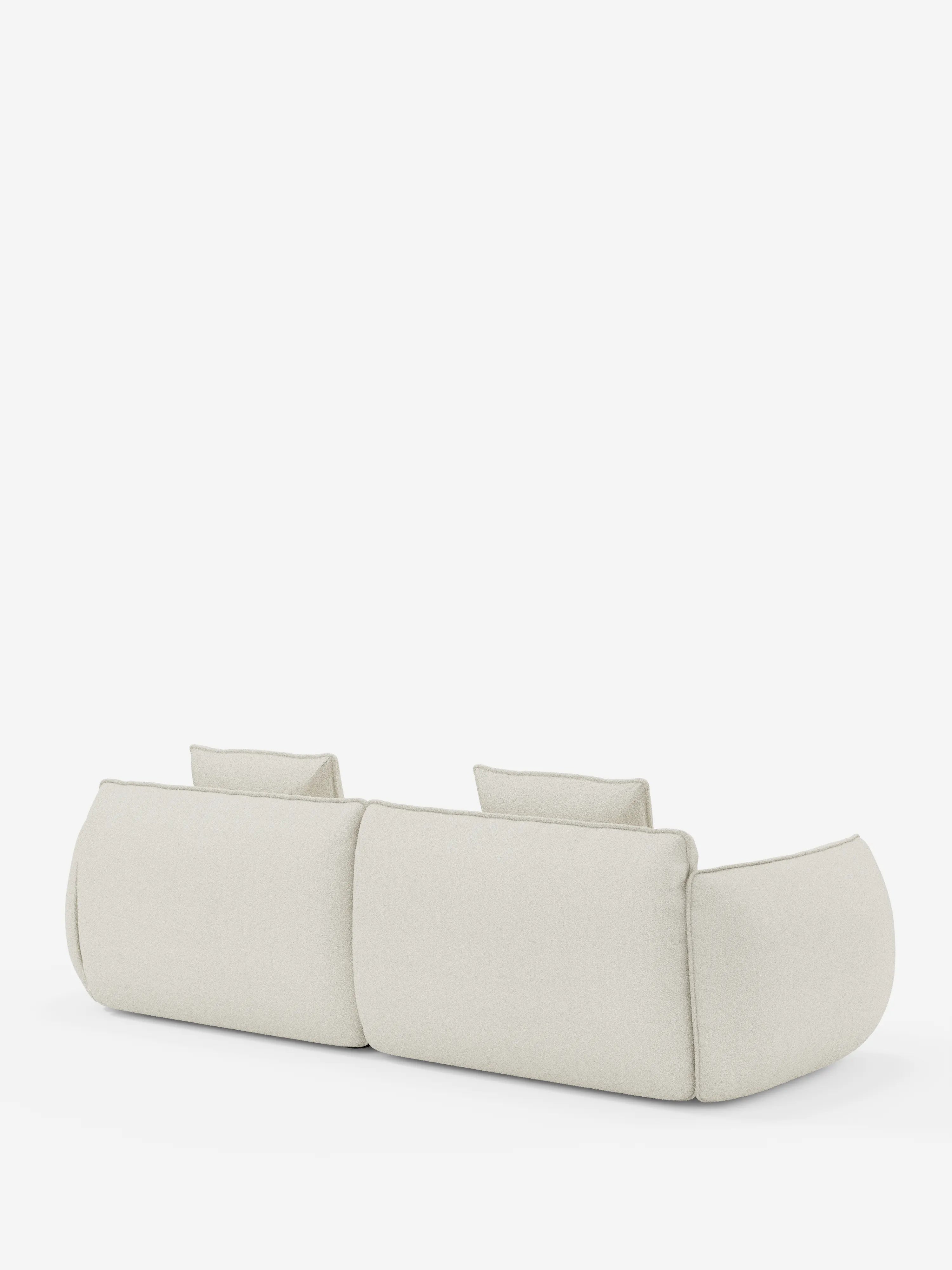 Un moderno divano Nimbus a 3 posti, modulare e componibile, di Divani.Store, realizzato in tessuto T33 resistente alle macchie, effetto cotone, color beige chiaro, è ripreso nella vista posteriore. Presenta bordi arrotondati e due poggiatesta rettangolari. Il rivestimento appare liscio e il divano è posizionato su uno sfondo bianco semplice, senza gambe o decorazioni visibili.