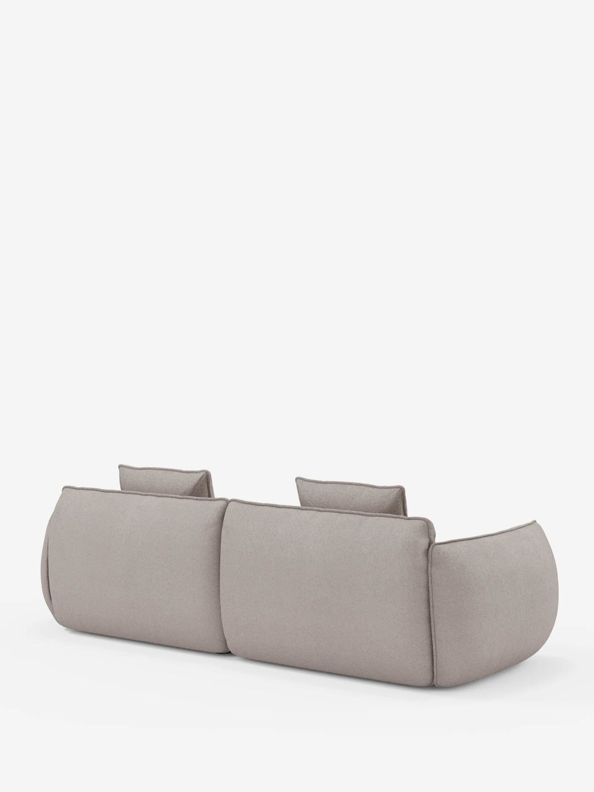 Un moderno divano modulare a 3 posti Nimbus di Divani.Store in grigio chiaro, rivestito con tessuto sfoderabile effetto cotone antimacchia (t33), visto dal retro e caratterizzato da due ampie sezioni di seduta arrotondate con poggiatesta rettangolari dal profilo basso, su uno sfondo bianco a tinta unita.