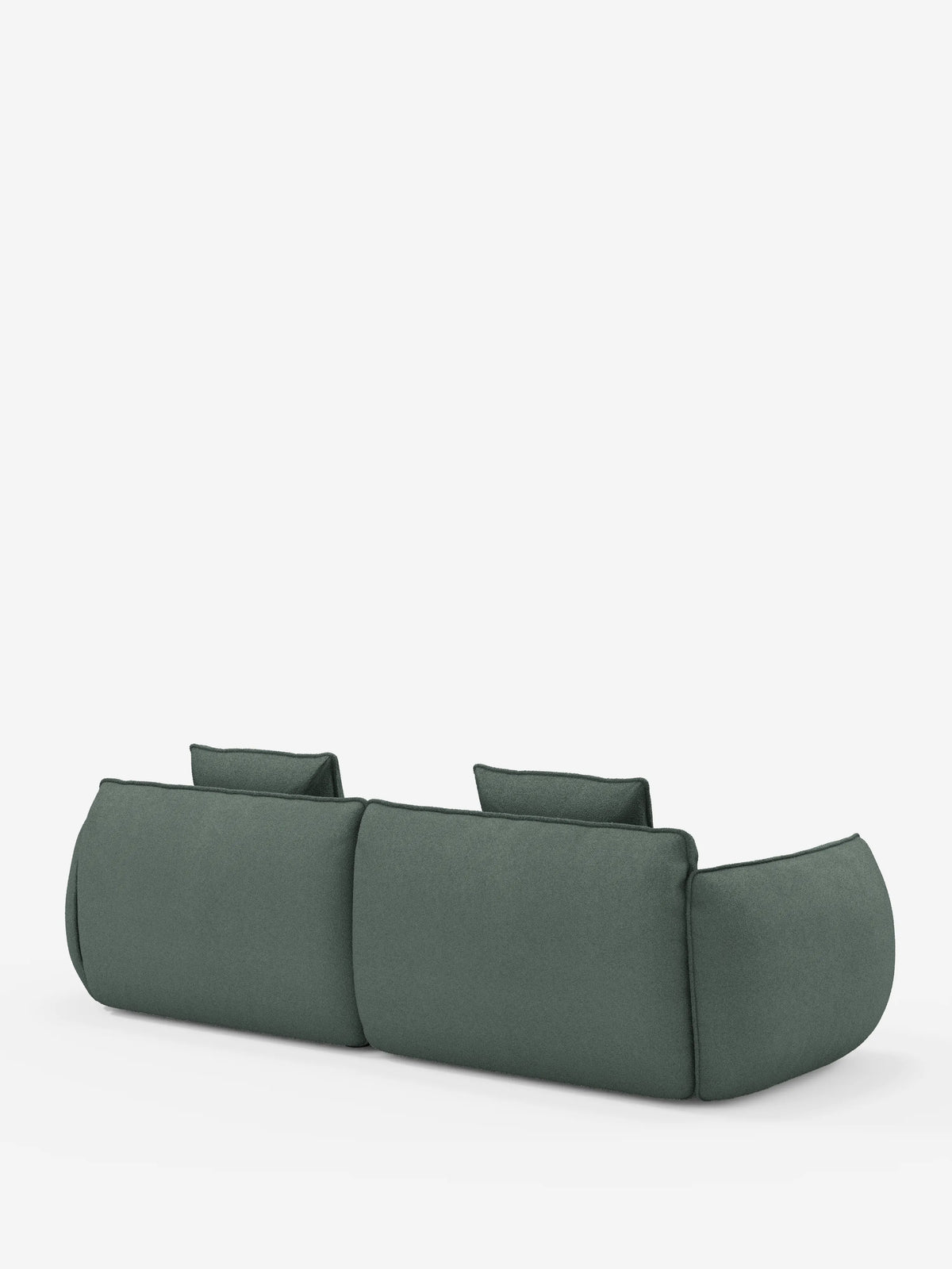 Un divano modulare e componibile Nimbus a 3 posti in stile contemporaneo, color verde intenso, di Divani.Store, rivestito in tessuto T33 resistente alle macchie e dall’effetto cotone. Questo divano modulare da 250 cm presenta un profilo basso, bordi delicatamente arrotondati, due ampie sezioni di seduta e braccioli generosamente imbottiti. Immagine vista da dietro su uno sfondo bianco a tinta unita.
