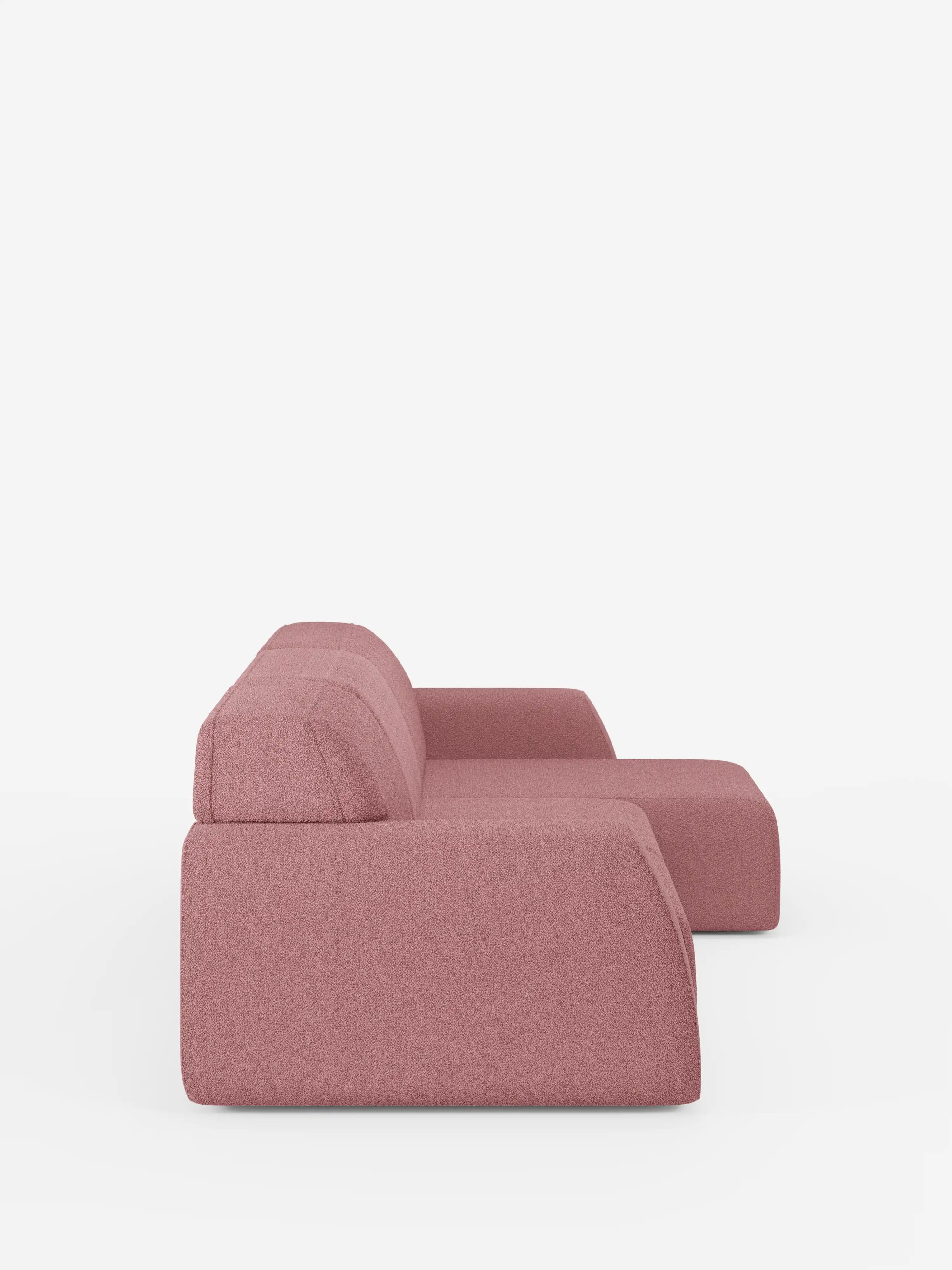 Vista laterale del divano angolare Orbit con penisola reversibile e tutte le sedute allungabili in tessuto smacchiabile effetto cotone T33 di Divani.Store. Questo divano moderno e minimalista in rosa tenue presenta linee geometriche pulite, uno schienale basso e una chaise longue orientata verso destra. Su uno sfondo bianco a tinta unita, la composizione mette in risalto il suo design contemporaneo e la versatilità delle sue soluzioni di seduta.