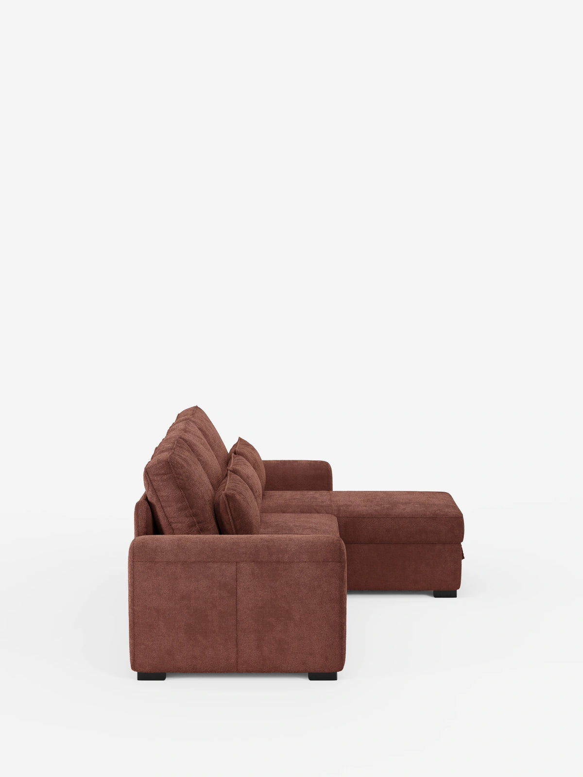 Un divano letto Ottaviano di colore marrone-rossastro con letto estraibile – penisola reversibile e contenitore in tessuto materico smacchiabile, dotato di chaise longue, cuscini dello schienale spessi e gambe a blocchi – è posizionato su uno sfondo bianco a tinta unita.
