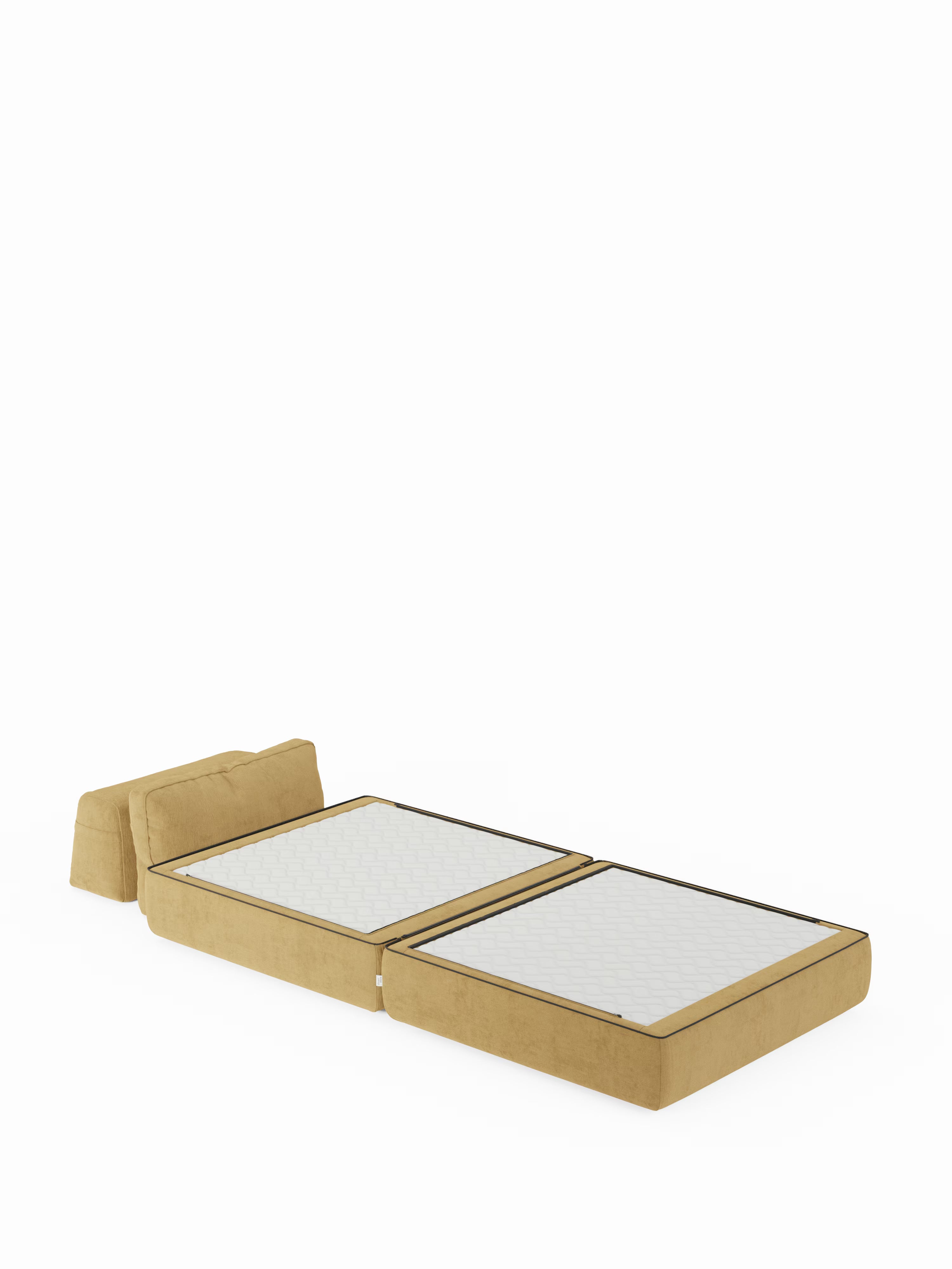 Ecco una versione riscritta utilizzando i dati del tuo prodotto: una poltrona letto singola Rift di Divani.Store, rivestita in tessuto smacchiabile T31 giallo senape, mostrata aperta per rivelare una superficie di riposo piana con due sezioni rettangolari di materasso rivestite da una fodera bianca a motivi e un poggiatesta mobile posizionato in posizione verticale. È visibile il materasso in memory foam alto 22 cm; il prodotto è raffigurato su uno sfondo bianco a tinta unita.