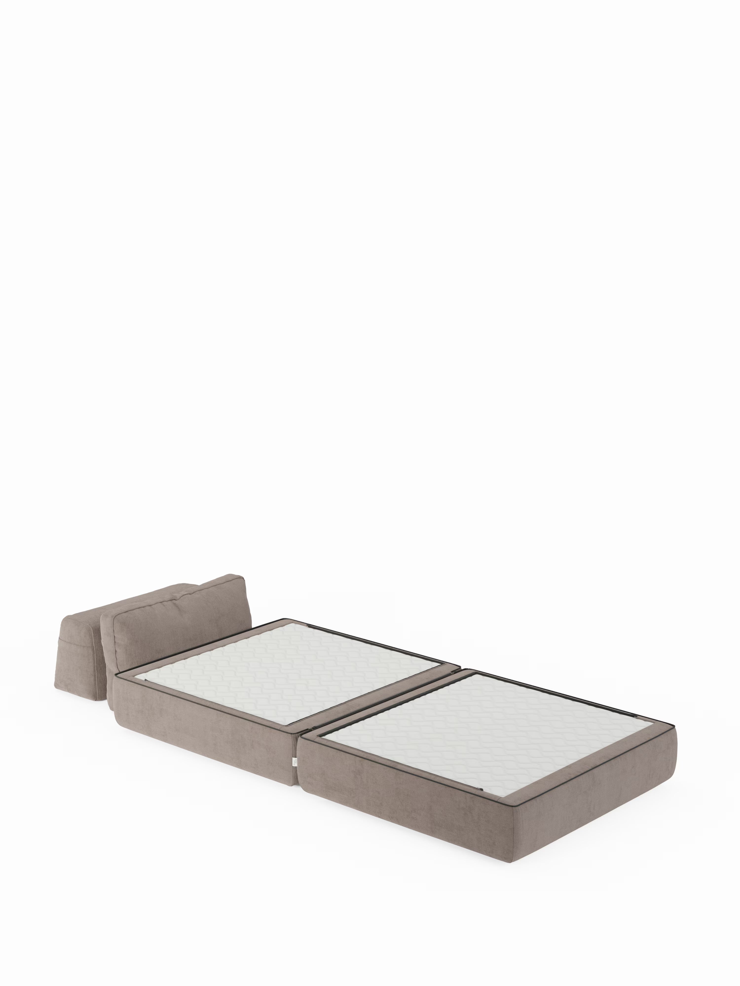 La poltrona letto Rift di Divani.Store presenta un design elegante e moderno che si trasforma in due sezioni imbottite, con una struttura in tessuto T31 grigio antimacchia e due materassi bianchi, ciascuno alto 22 cm e in memory foam. Il poggiatesta regolabile ne sottolinea la versatilità come elegante poltrona trasformabile, mentre la composizione risalta con eleganza su uno sfondo bianco a tinta unita.