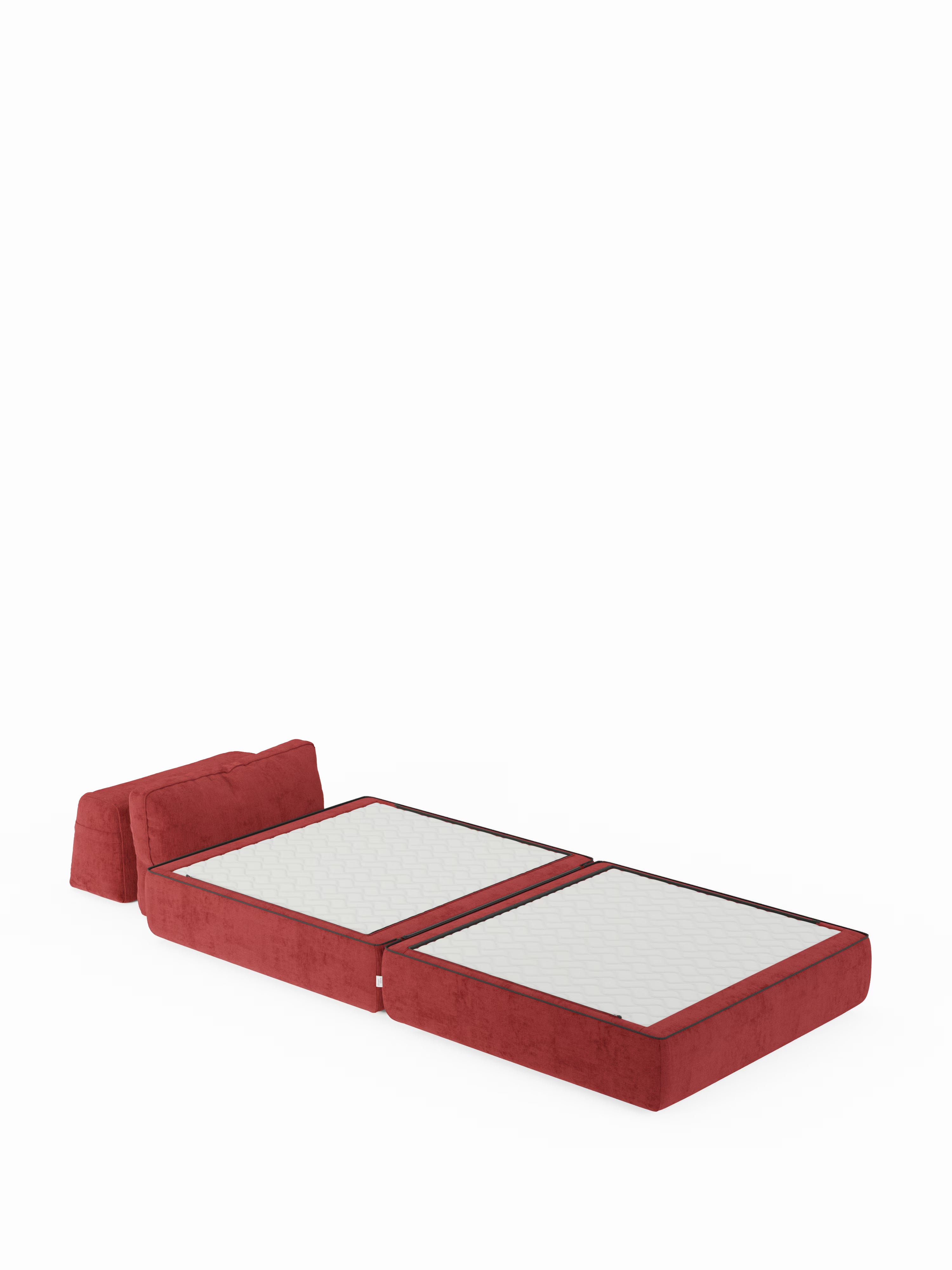 La poltrona letto Rift di Divani.Store, rivestita in tessuto T31 rosso vivace e antimacchia, è qui raffigurata completamente aperta per mostrare il suo materasso a due sezioni, dall’altezza lussuosa di 22 cm e dal comfort offerto dal memory foam. Caratterizzata da uno schienale imbottito mobile nella parte superiore, questa elegante poltrona trasformabile unisce un design contemporaneo a una funzionalità versatile — perfetta per gli spazi abitativi moderni — su uno sfondo bianco a tinta unita.