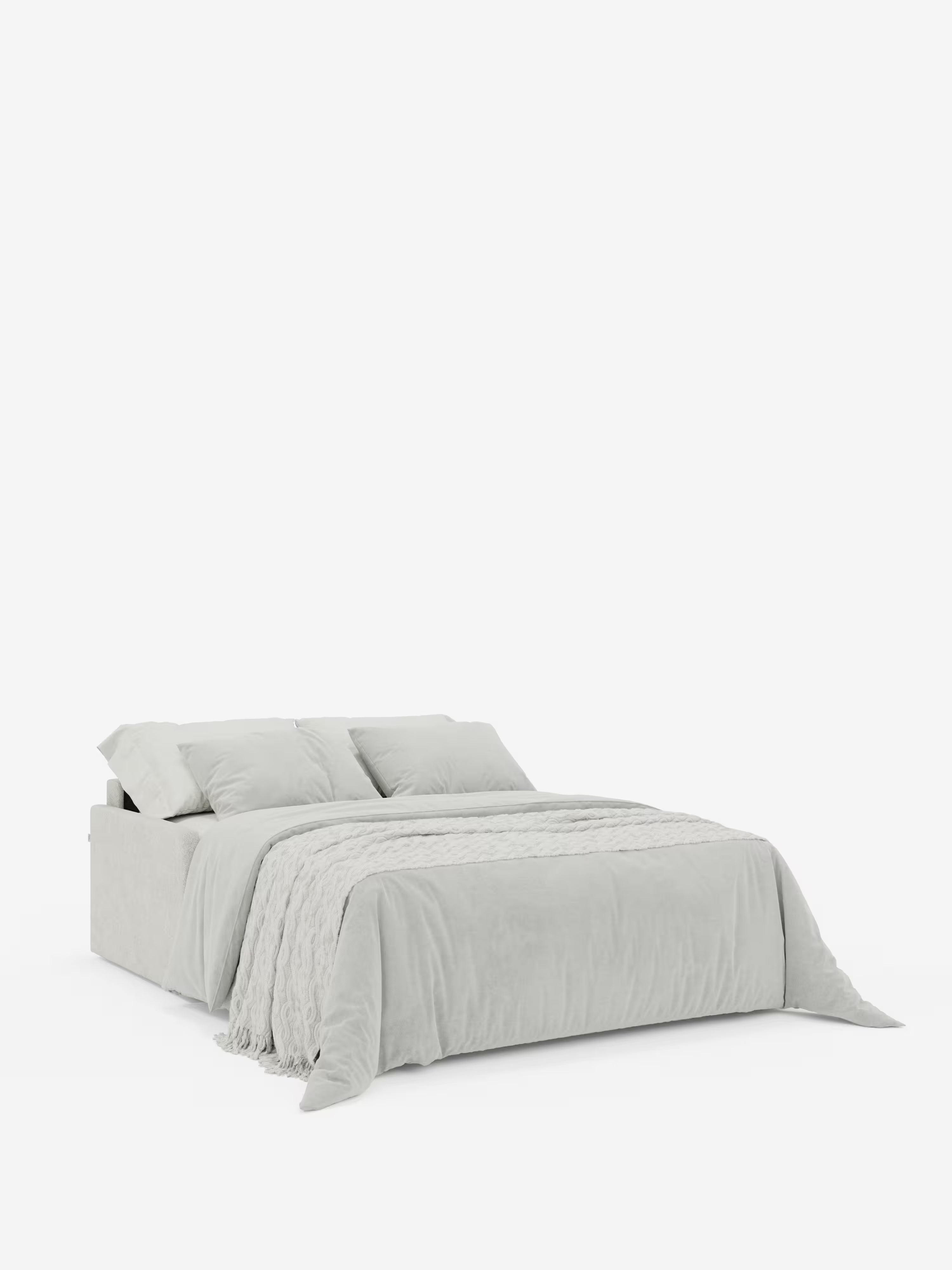 Un divano letto Tommy Divano a 2 e 3 posti matrimoniale di Divani.Store, rifinito con cura, con biancheria da letto grigio chiaro, due cuscini coordinati e un copriletto testurizzato drappeggiato ai piedi del letto. Lo sfondo è bianco a tinta unita, che mette in risalto il design semplice e moderno di questo divano letto con rivestimento rimovibile al 100%, realizzato in tessuto T33 simile al cotone e resistente alle macchie.