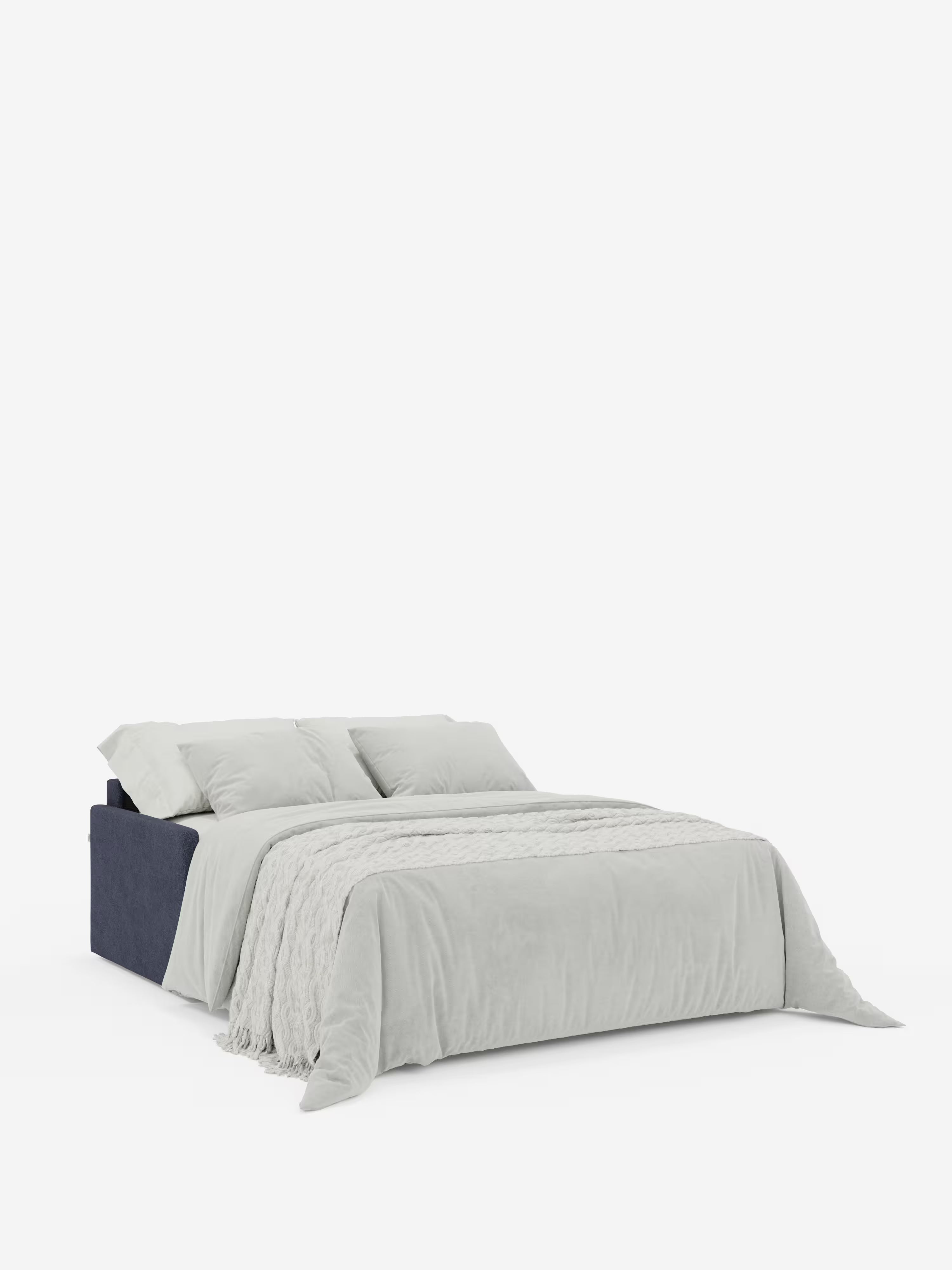 Un letto in stile contemporaneo caratterizzato da una testiera in tessuto blu scuro, biancheria da letto grigio chiaro, un copriletto testurizzato ai piedi del letto e quattro cuscini coordinati, che richiamano lo stile elegante del letto matrimoniale Tommy Divano a 2 e 3 posti di Divani.Il rivestimento, completamente sfoderabile e realizzato in tessuto T33 misto cotone resistente alle macchie, fa da contrappunto a uno sfondo bianco a tinta unita.