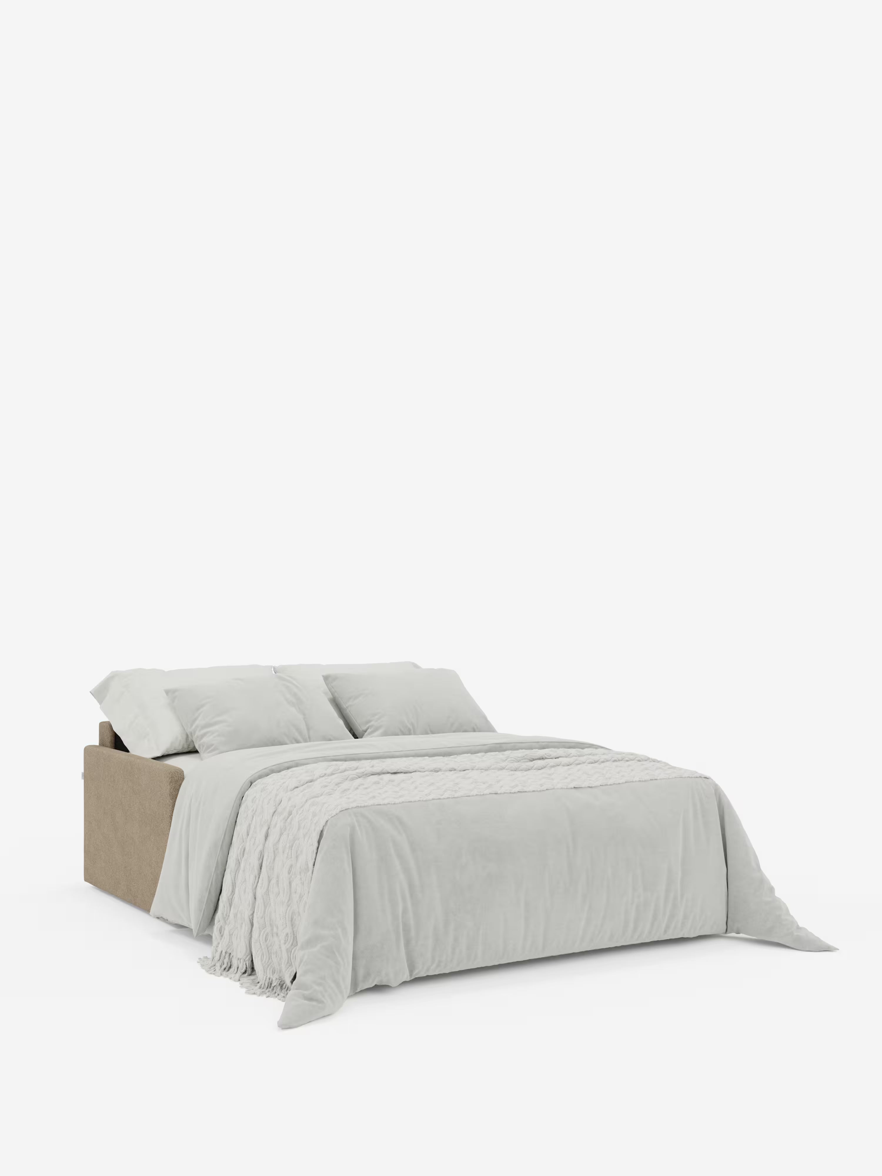 Un divano letto Tommy Divano a 2 e 3 posti matrimoniale di Divani.Store, rivestito in tessuto T33 lavabile e simile al cotone, è rifinito con cura e completato da un piumone grigio chiaro, due cuscini coordinati e una coperta testurizzata adagiata sopra. L'elegante letto è posizionato su uno sfondo bianco, senza altri mobili o elementi decorativi visibili.