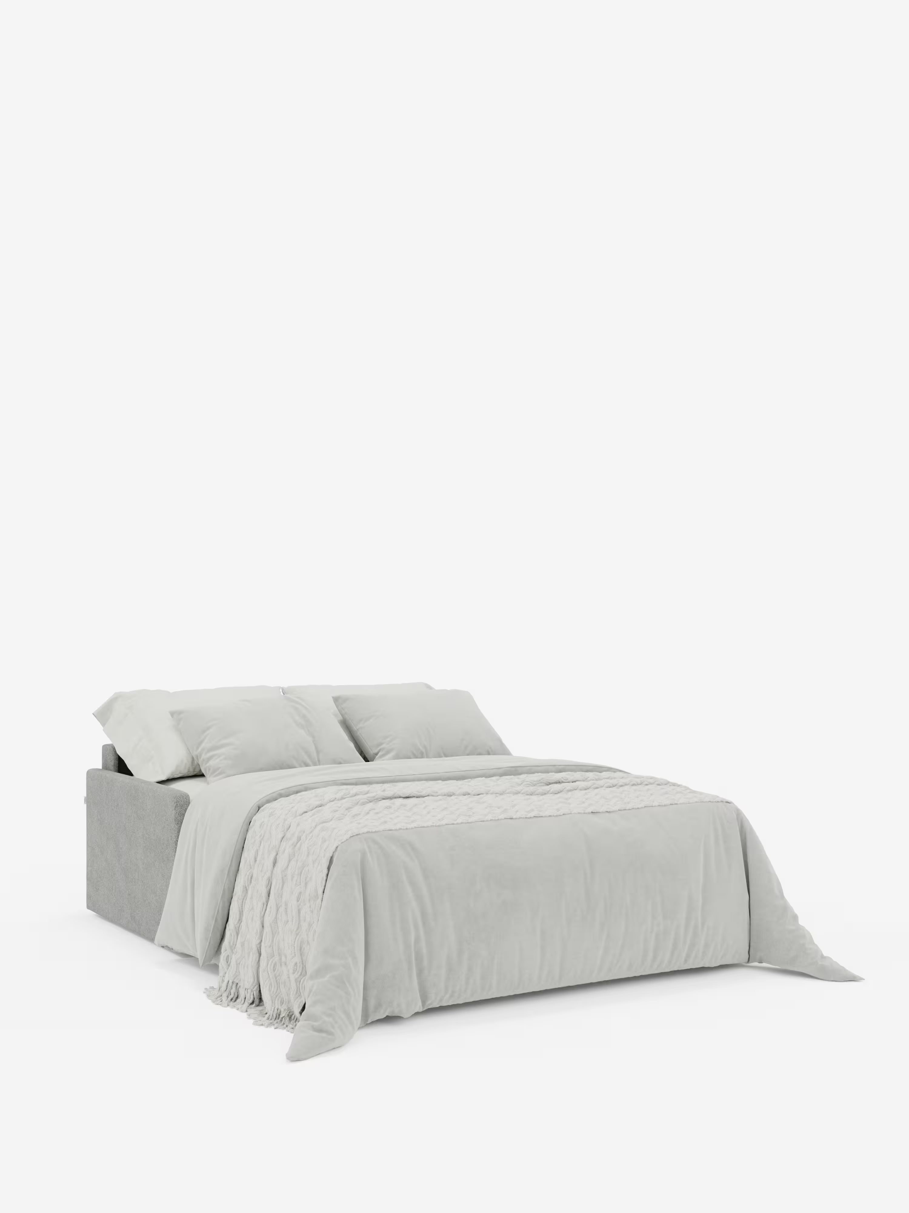 Un divano letto Tommy Divano a 2 e 3 posti matrimoniale di Divani.Store, realizzato con cura — rivestito in tessuto T33 simile al cotone, di colore grigio chiaro e resistente alle macchie, con fodere completamente sfoderabili per una facile pulizia — è abbinato a un copriletto coordinato, a una coperta testurizzata drappeggiata sul lato e a quattro cuscini disposti su uno sfondo bianco a tinta unita.