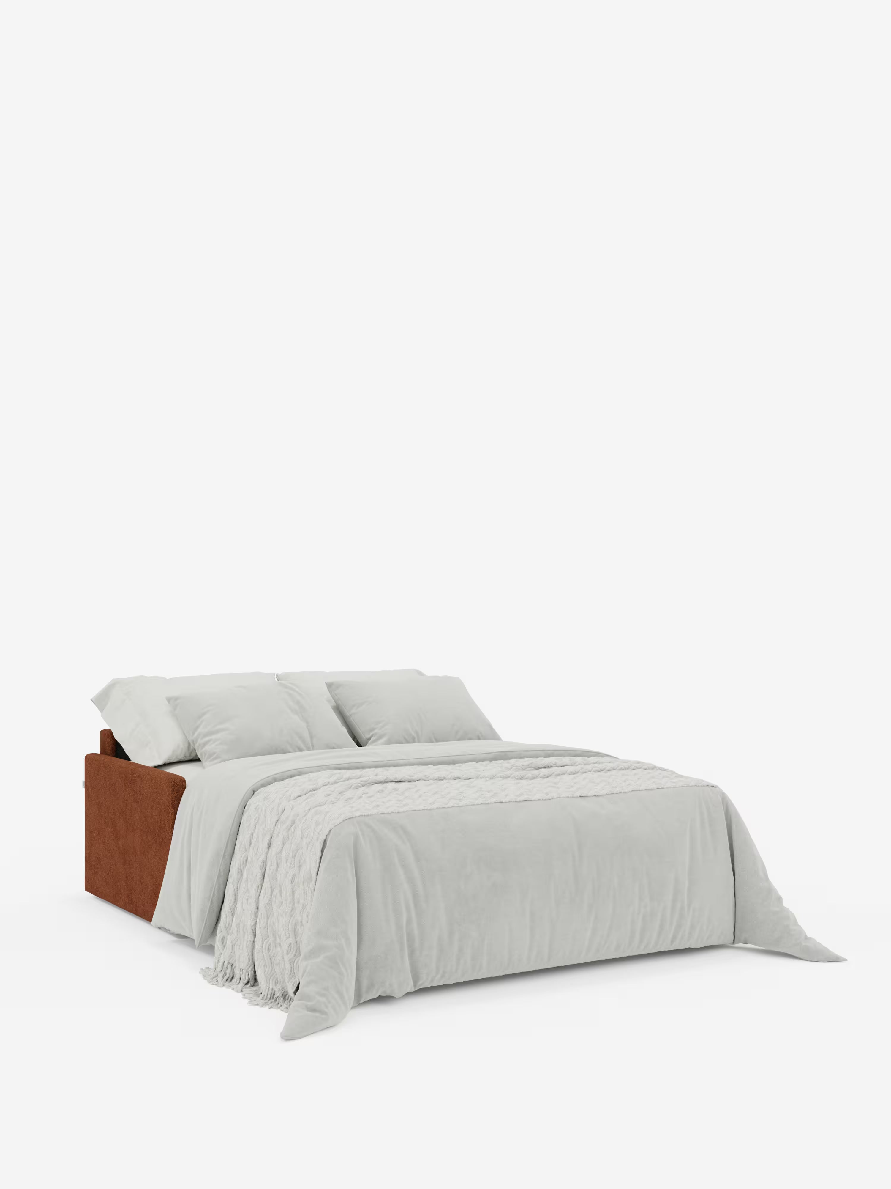 Un letto matrimoniale contemporaneo Tommy Divano a 2 e 3 posti di Divani.Store, caratterizzato da una testiera imbottita marrone in tessuto T33 misto cotone, resistente alle macchie e sfoderabile. Il letto è abbellito da cuscini bianchi e da un soffice piumone e copriletto grigio chiaro, il tutto su uno sfondo bianco a tinta unita per un aspetto accogliente e ordinato.