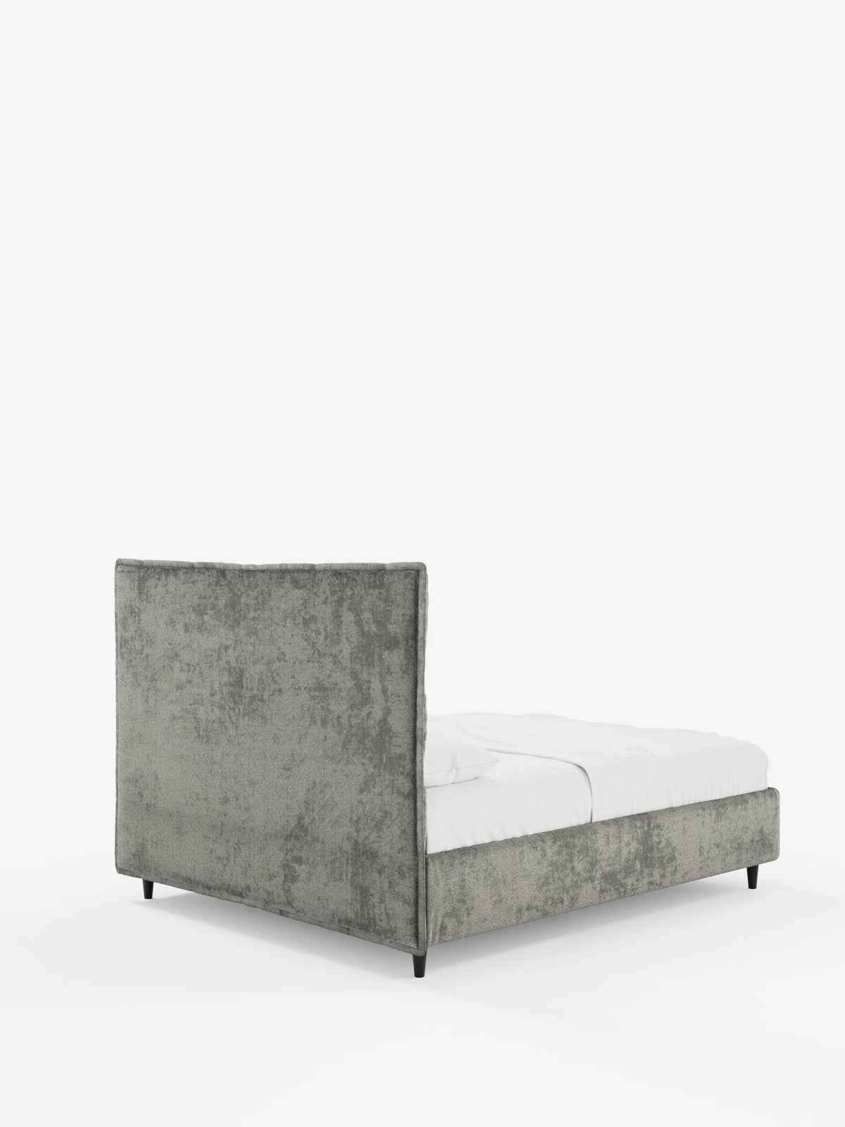 Il letto imbottito AURO con contenitore e testiera capitonné alta in ciniglia Oeko-Tex® di Letti.store si distingue per il suo design moderno, caratterizzato da un’alta testiera capitonné grigia con texture e da una struttura imbottita in tinta, sostenuta da gambe basse nere. Il letto è abbinato a un materasso bianco e a una biancheria da letto minimalista, il tutto su uno sfondo bianco a tinta unita.
