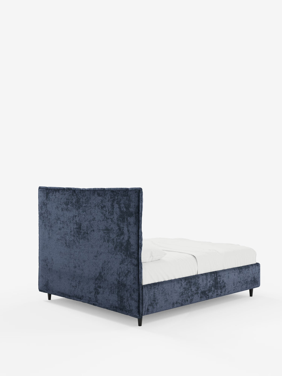 Il letto imbottito AURO con contenitore e testiera alta capitonné in ciniglia Oeko-Tex® di Letti.store è un letto moderno dal profilo basso, caratterizzato da un’alta testiera imbottita in velluto e da una struttura di colore blu intenso, con una suggestiva testiera effetto capitonné che aggiunge un tocco di eleganza a qualsiasi camera da letto contemporanea. Poggia su semplici gambe nere e include un materasso bianco con biancheria da letto essenziale, il tutto su uno sfondo bianco a tinta unita che