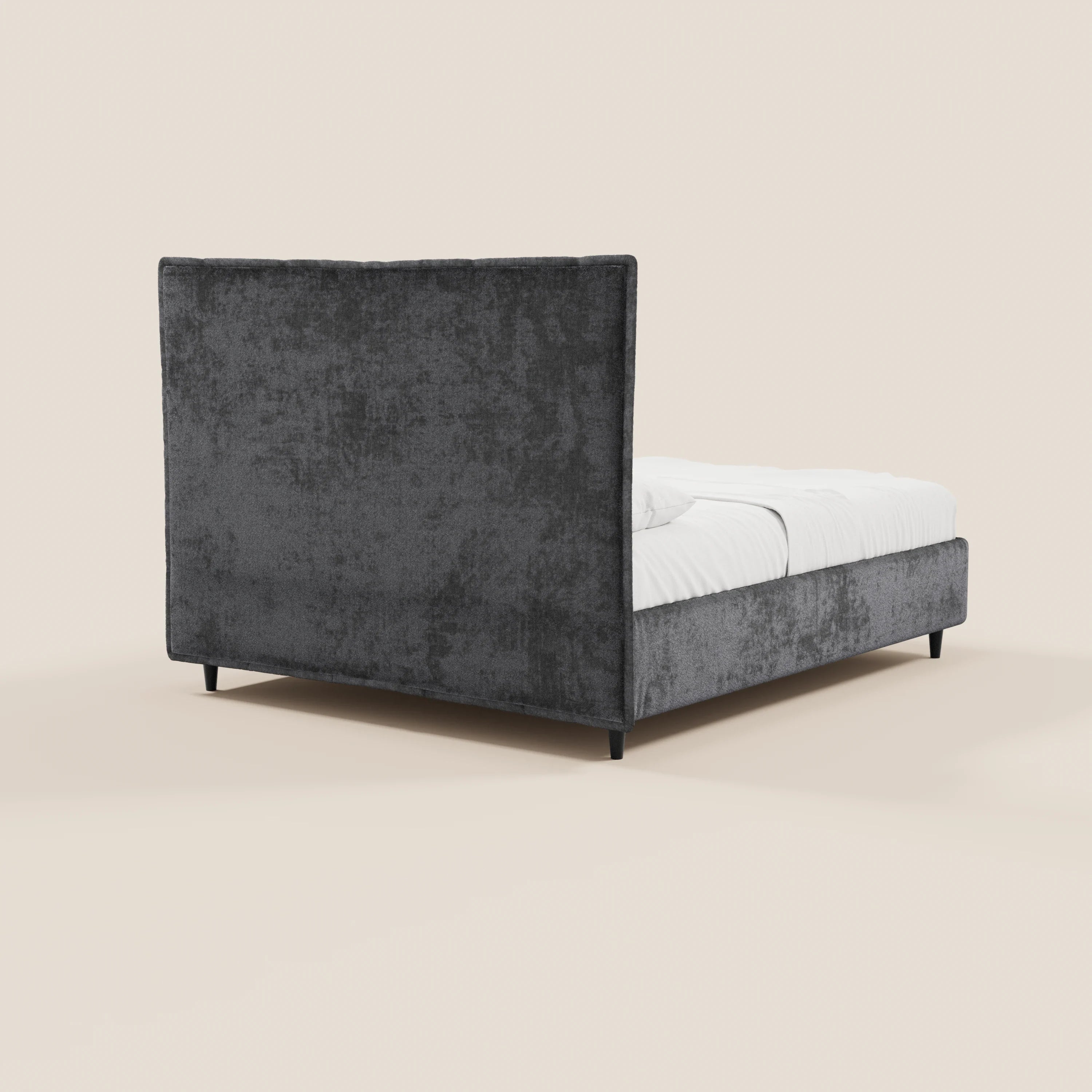 Il letto imbottito AURO con contenitore e testiera alta capitonné in ciniglia Oeko-Tex® di Letti.store presenta un rivestimento grigio scuro, una testiera alta di forma rettangolare, biancheria da letto bianca e quattro gambe corte nere su uno sfondo beige.
