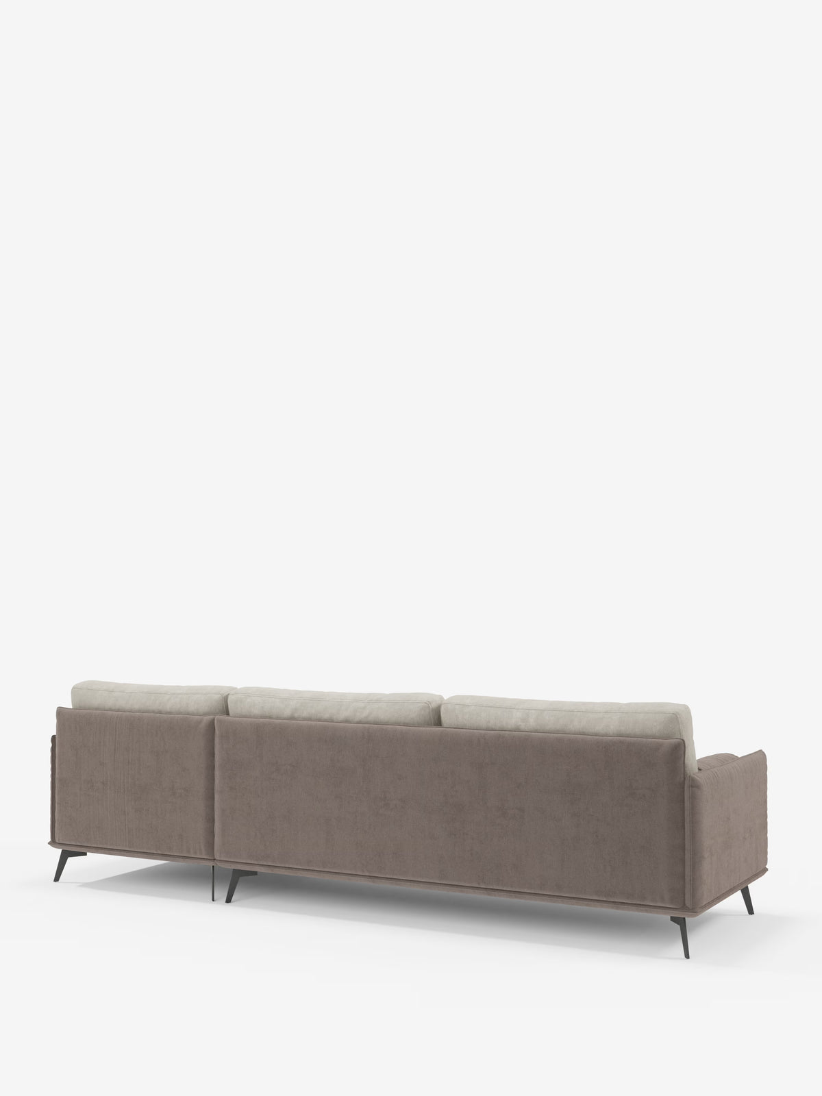 Una vista posteriore del divano angolare bicolore Basalto con penisola e base in metallo di Divani.Store, che presenta schienali grigio chiaro imbottiti in piuma e una struttura color tortora rivestita in tessuto T31 antimacchia. Il divano poggia su sottili gambe angolari in metallo nero su uno sfondo bianco a tinta unita, che ne sottolineano il design moderno e minimalista.
