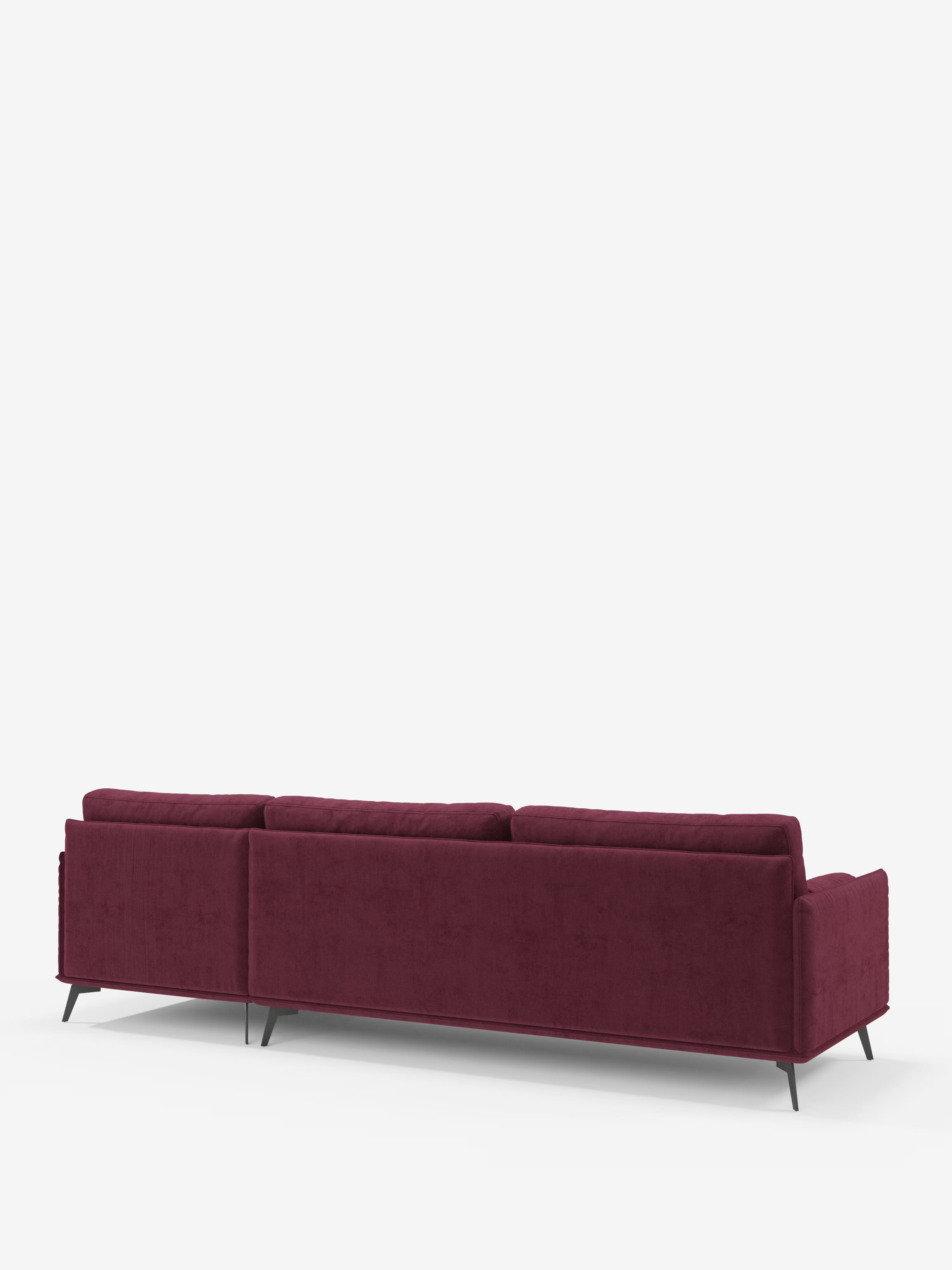 Il divano moderno angolare con penisola Basalto di Divani.Store — un divano contemporaneo a tre posti in un intenso bordeaux — è ripreso di retro su uno sfondo bianco a tinta unita. Caratterizzato da sottili gambe in metallo nero e morbidi cuscini in piuma rivestiti in tessuto T31 antimacchia, questo divano Made in Italy presenta un design pulito e minimalista con braccioli dritti e schienali bassi.