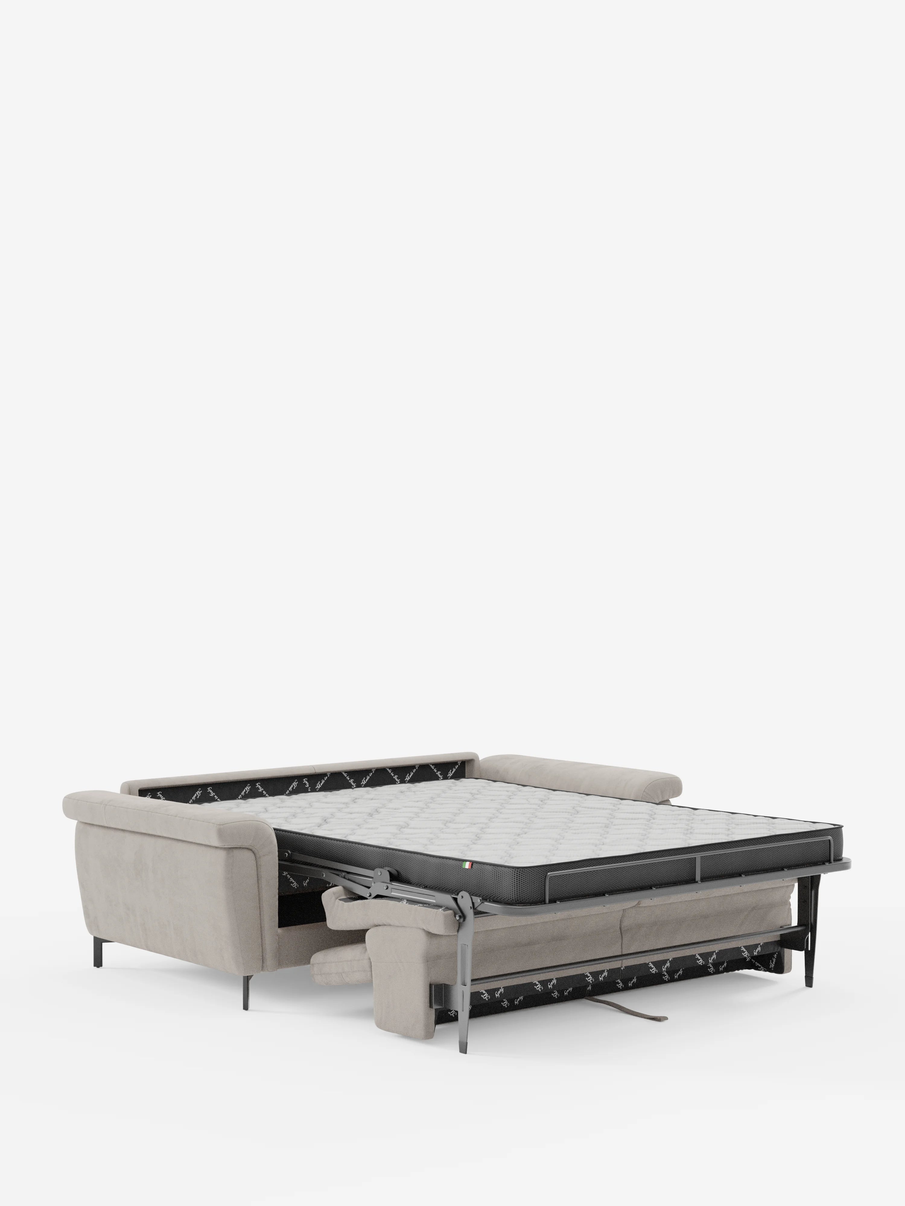 Il divano letto di design Capri di Divani.Store, in grigio chiaro, caratterizzato da gambe alte nere e poggiatesta reclinabili, rivestito in raffinato tessuto T30 effetto velluto resistente alle macchie, è raffigurato completamente aperto, con il materasso estraibile e la struttura di supporto ben visibili. Realizzato con maestria artigianale italiana, il divano è esposto in una stanza bianca, priva di altri oggetti o elementi decorativi.