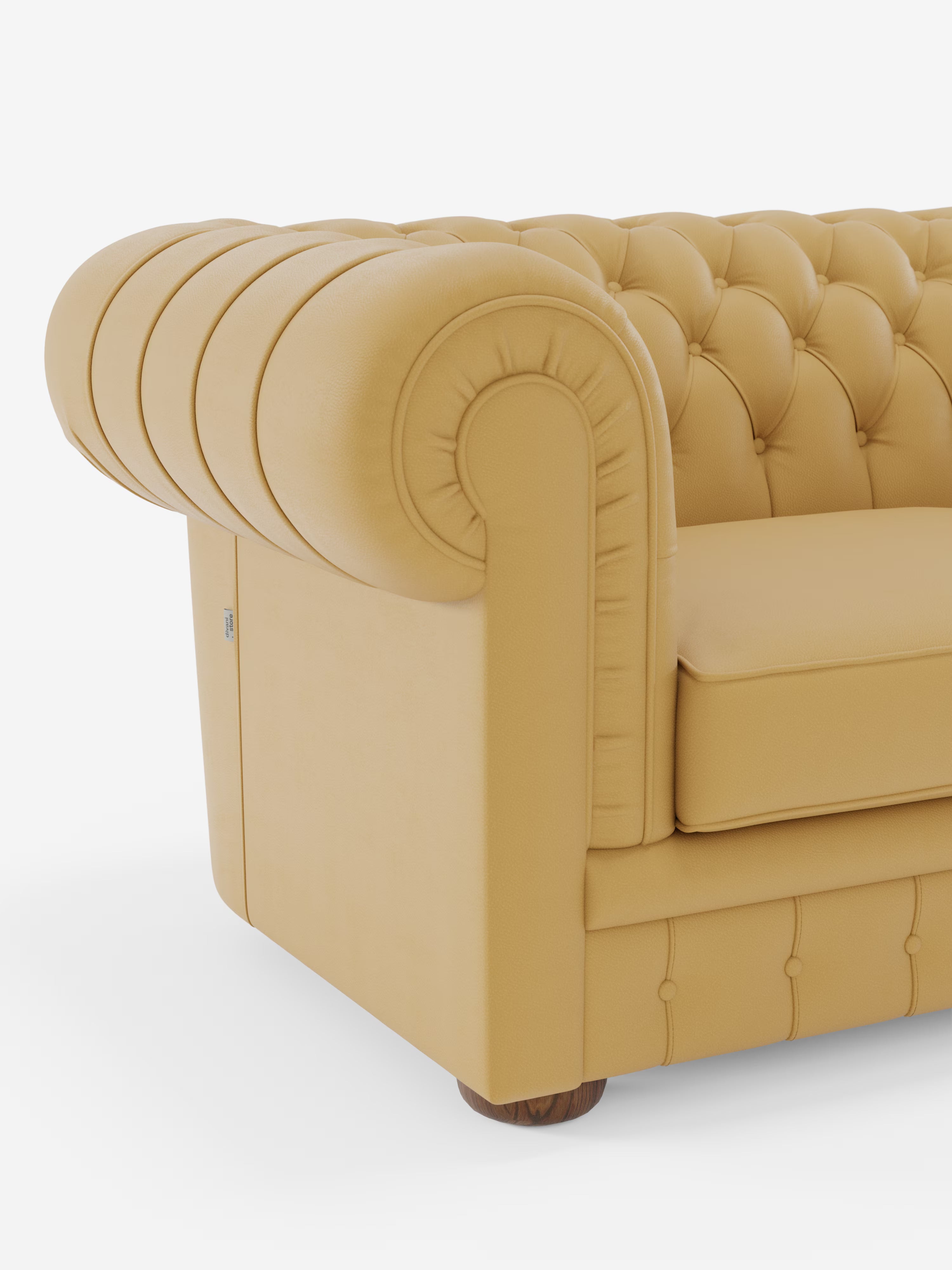 Primo piano del bracciolo sinistro del divano Chester – Divano Chesterfield in vera pelle spessorata a 2 e 3 posti di Divani.Store, che ne mette in risalto la profonda trapuntatura a bottoni, il bracciolo arrotondato e imbottito, il cuscino di seduta rigido e la gamba corta in legno, il tutto su uno sfondo bianco a tinta unita. Questo divano artigianale Made in Italy è un esempio di eccellente maestria artigianale ed eleganza senza tempo.