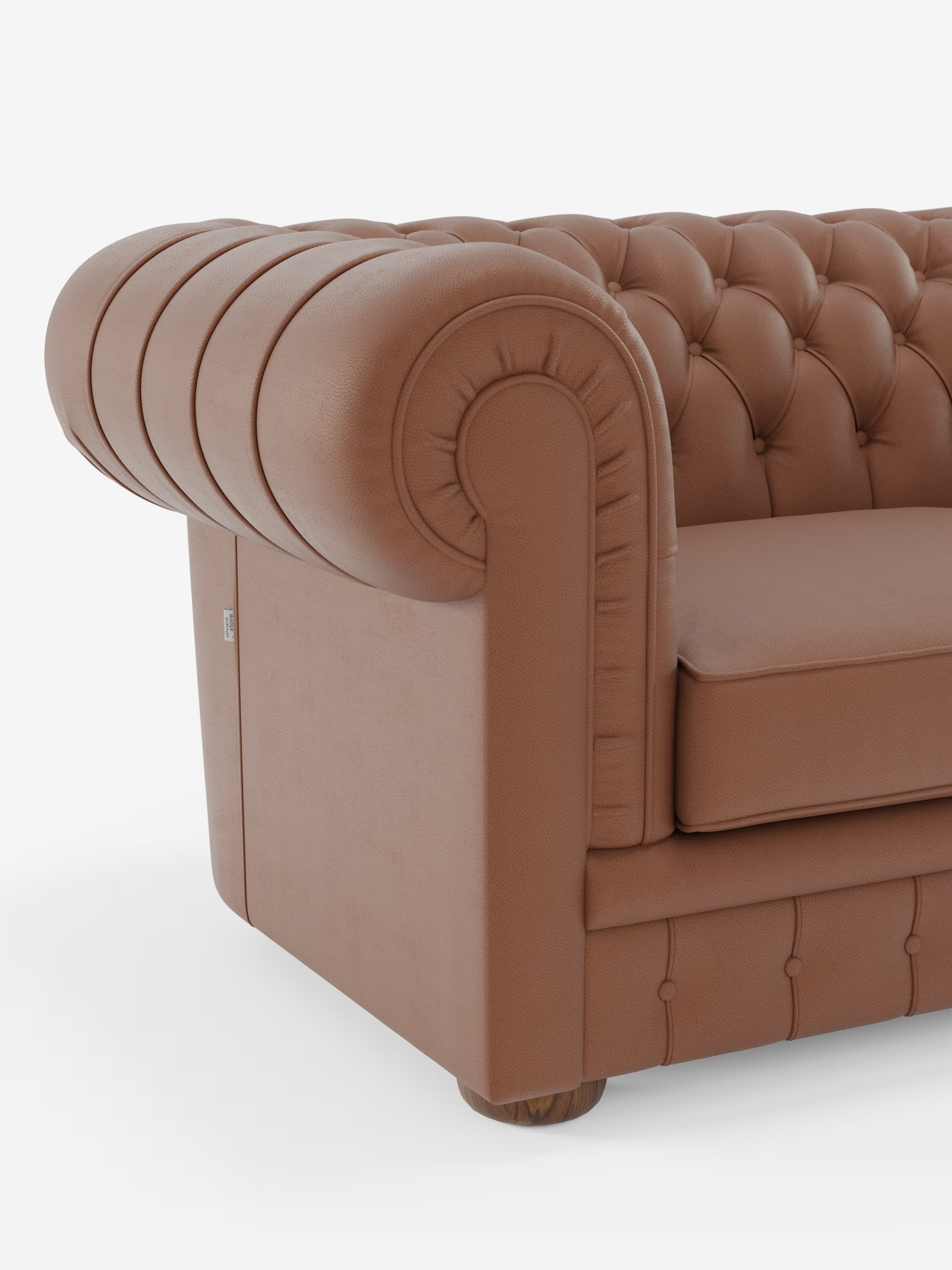 Primo piano del bracciolo sinistro e della seduta di Chester – Divano Chesterfield in vera pelle spessorata a 2 e 3 posti di Divani.Negozio che mette in risalto il ricco rivestimento in vera pelle marrone con profonda trapuntatura a bottoni lungo lo schienale e il bracciolo, i morbidi cuscini e gli eleganti piedini in legno scuro: un raffinato divano artigianale Made in Italy, in primo piano su uno sfondo bianco.