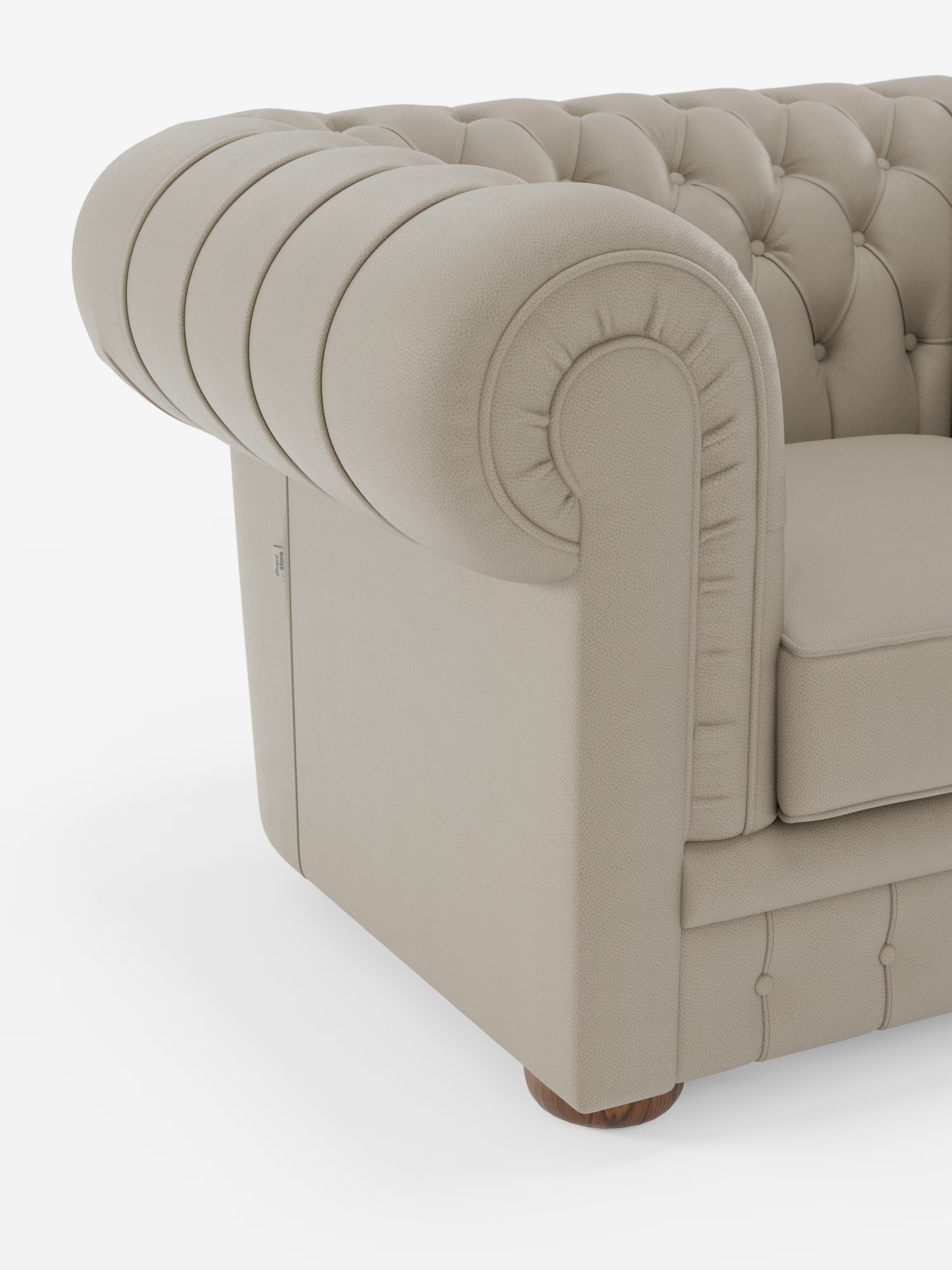 Un primo piano della Chester Poltrona in vera pelle spessorata con capitonné artigianale di Divani.Store: un’iconica poltrona in stile Chesterfield. L’immagine mette in risalto i braccioli arrotondati e arrotondati con rifiniture artigianali a bottoni profondi, un morbido cuscino di seduta e una gamba in legno. Il rivestimento in vera pelle spessorata aggiunge un tocco elegante e lussuoso a questo pezzo di grande impatto, in risalto su uno sfondo bianco a tinta unita.