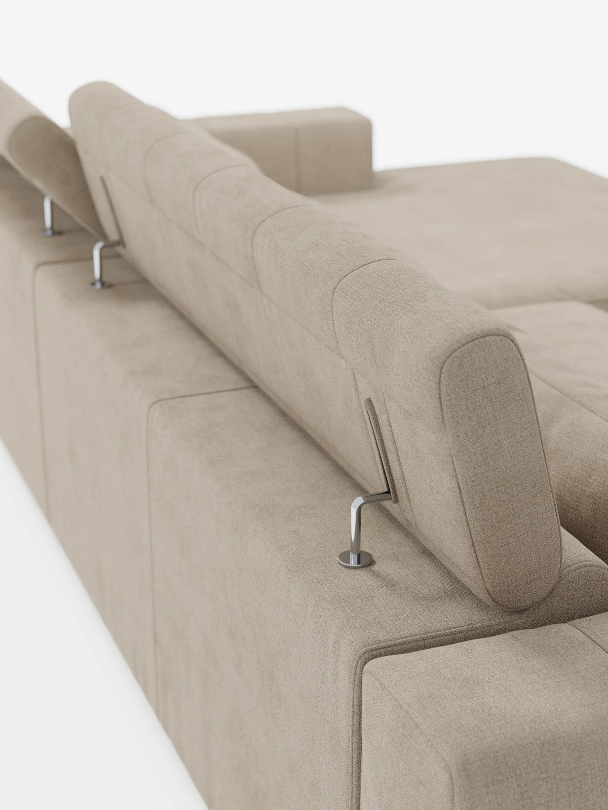 Primo piano del divano angolare Doric con penisola e sedute allungabili con funzione relax elettrica di Divani.Store, dotato di poggiatesta regolabili e reclinabili con aste di sostegno in metallo. Rivestito in morbido tessuto T23 testurizzato e resistente alle macchie, il divano è ripreso da un’angolazione posteriore che ne esalta le linee pulite e il design moderno e minimalista su uno sfondo bianco a tinta unita.
