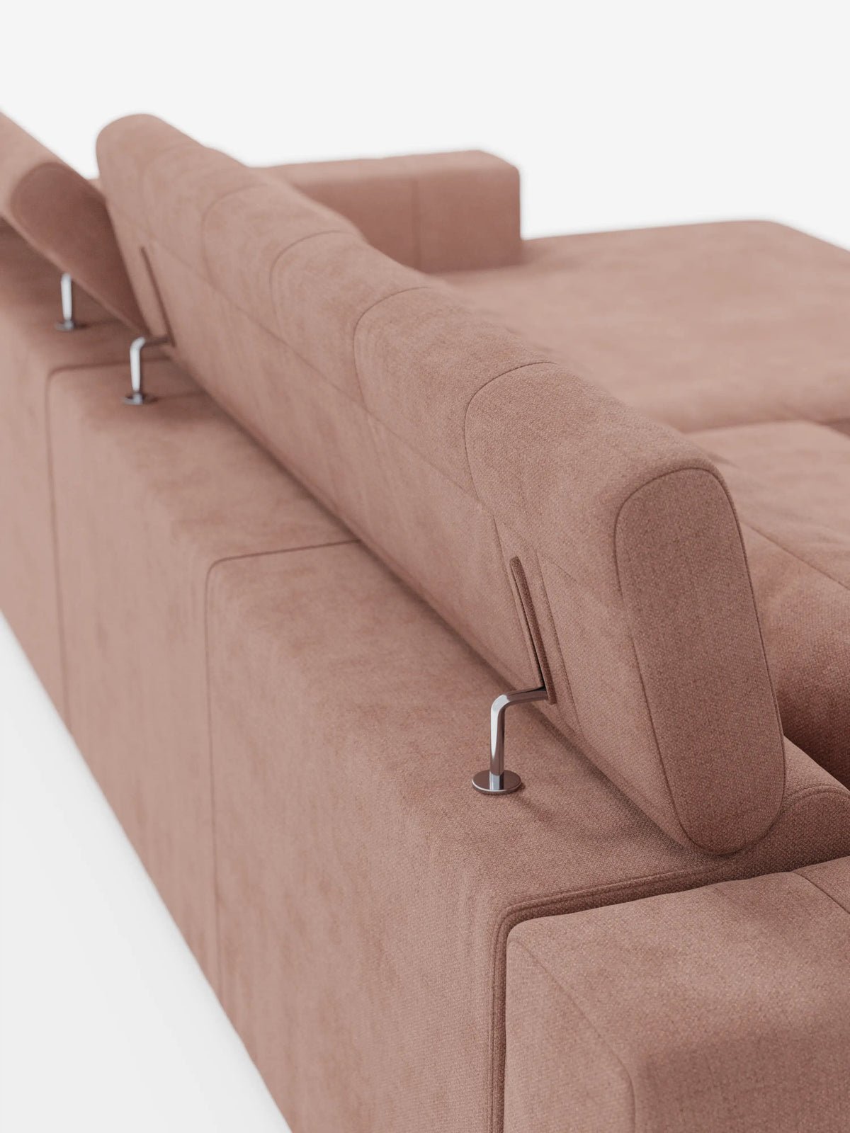 Un primo piano del divano angolare dorico con penisola e sedute allungabili con funzione relax elettrica di Divani.Store, dotato di poggiatesta regolabili ed eleganti supporti in metallo, rivestito in tessuto T23 marrone chiaro resistente alle macchie, ripreso da dietro e di lato su uno sfondo bianco.