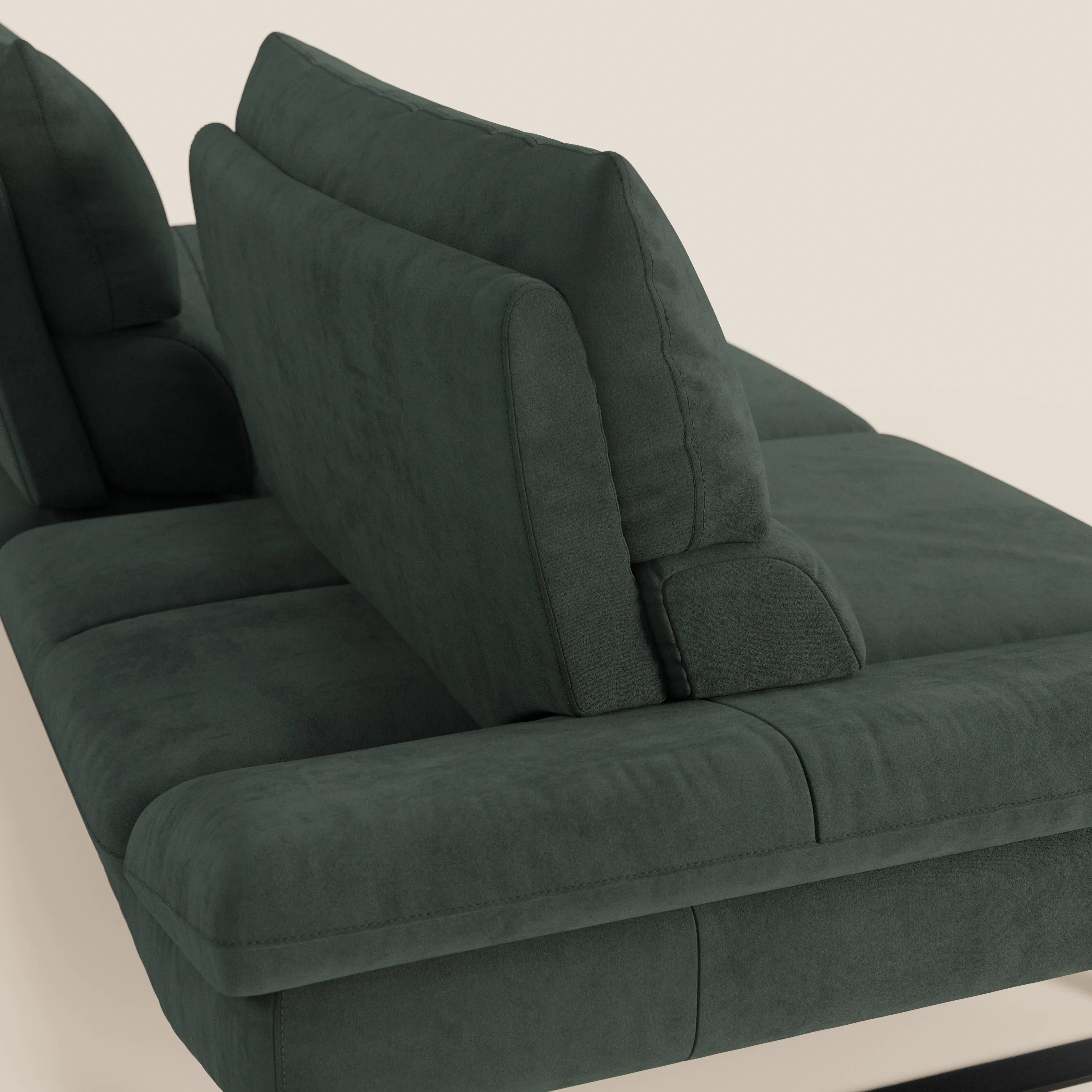 Primo piano angolato del Divano Eclipse dal design moderno 2 e 3 posti di Divani.Store, presentato in elegante microfibra smacchiabile T11 verde scuro con ampi braccioli, cuscini in feltro, schienali traslanti e gambe alte su uno sfondo chiaro.
