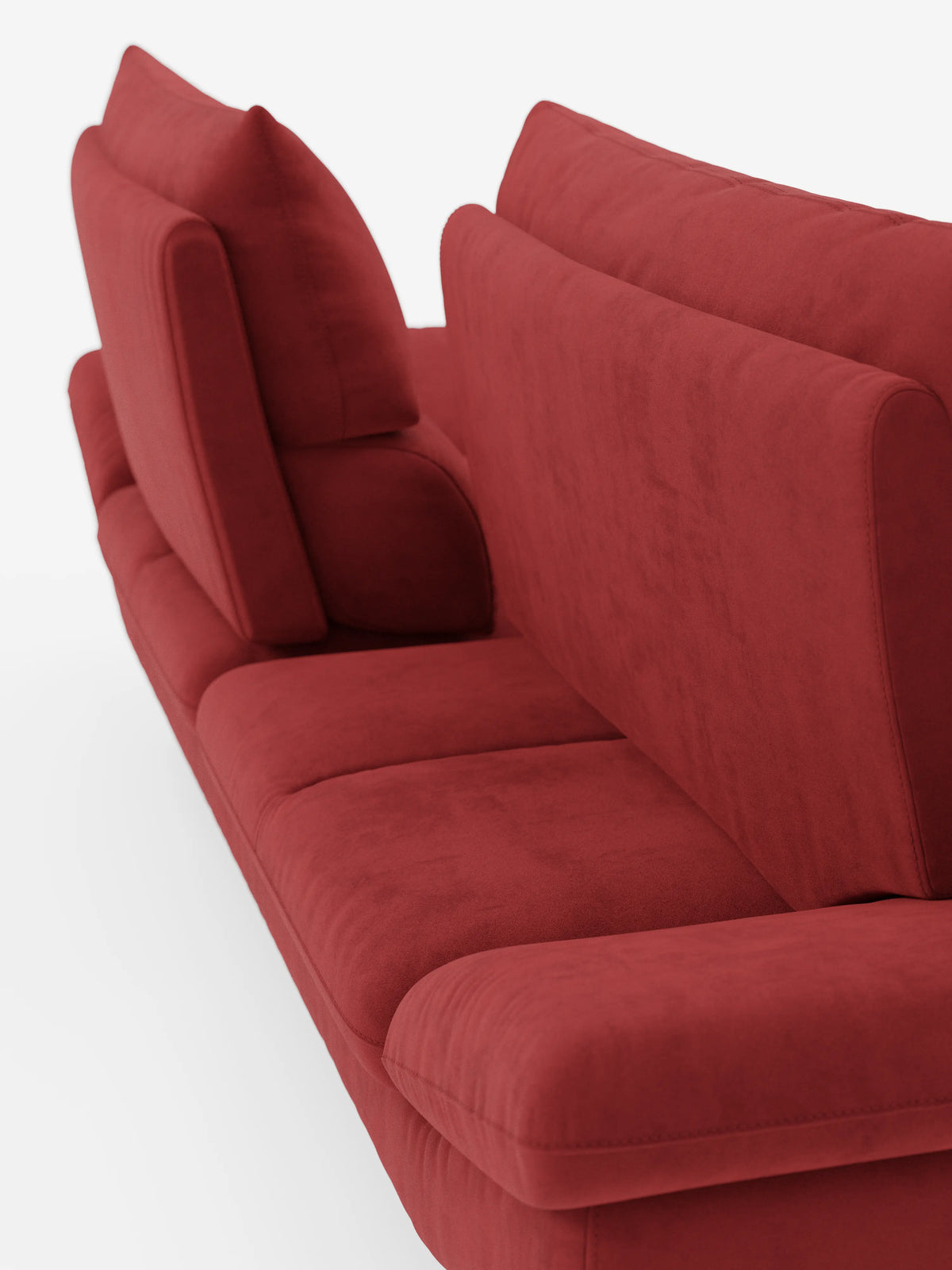 Una vista laterale ravvicinata del divano Eclipse, un modello dal design moderno a 2 e 3 posti con schienali scorrevoli di Divani.Store, rivestito in elegante microfibra T11 resistente alle macchie e caratterizzato da morbidi cuscini, braccioli e linee pulite e minimaliste. Il divano è magnificamente valorizzato da alti piedini in metallo color titanio e fa da contrappunto a uno sfondo bianco.