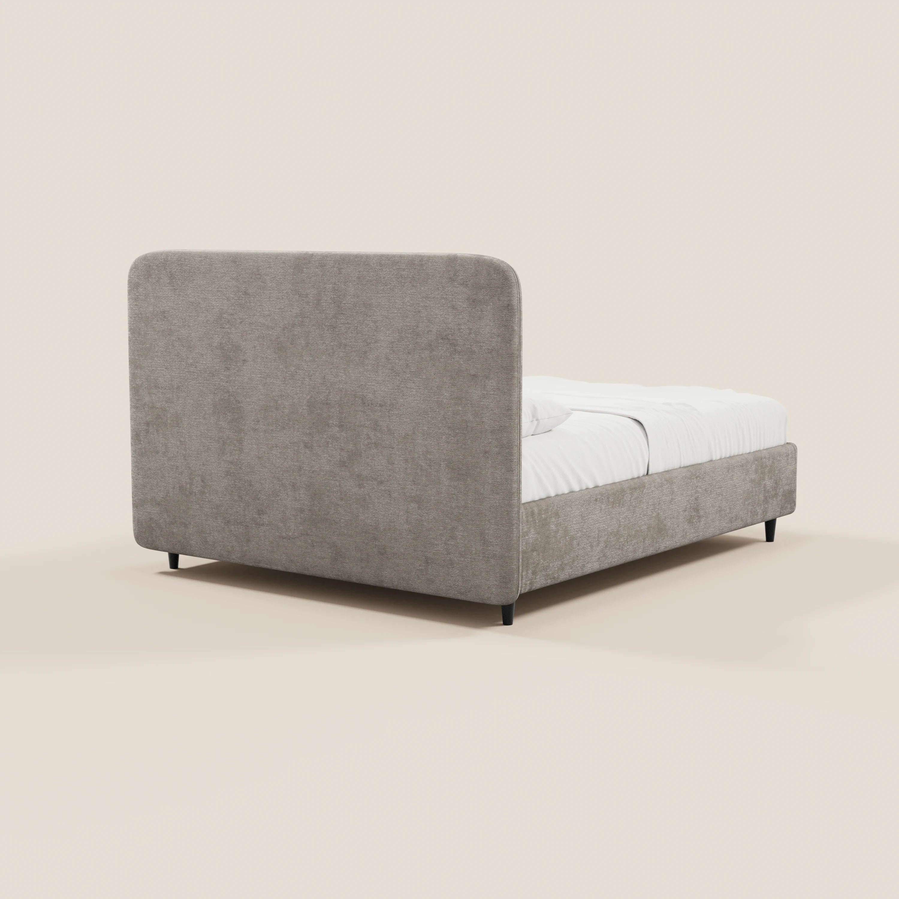 Il letto imbottito KAELOS minimal di Letti.store presenta una testiera alta e arrotondata in ciniglia, gambe alte, vano contenitore e una struttura bassa rivestita in tessuto grigio chiaro. Nella foto è raffigurato ben rifatto, con biancheria da letto e cuscini bianchi su uno sfondo chiaro.