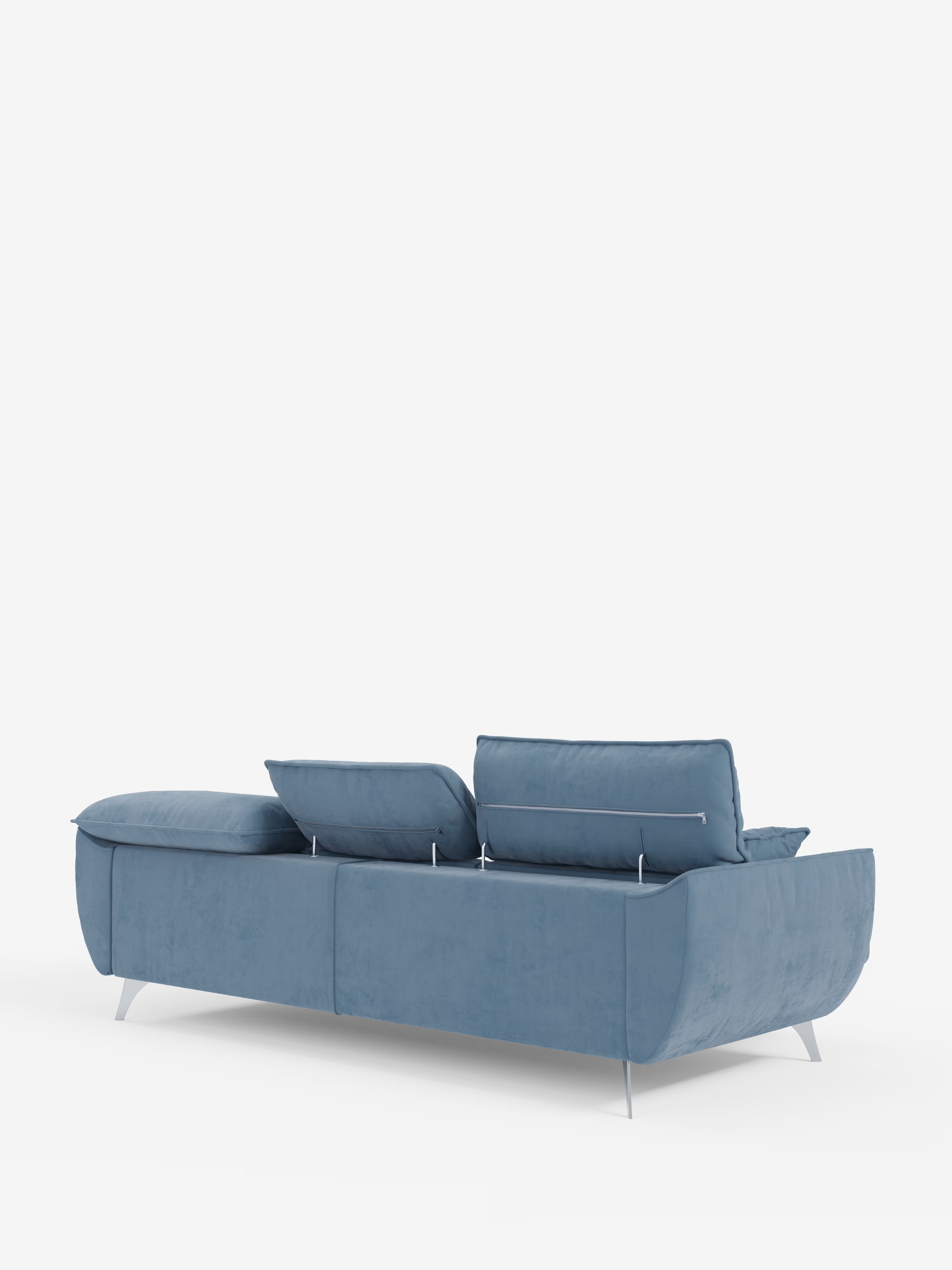 Un divano contemporaneo Michelangelo 4 Posti di Divani.Store, caratterizzato da tre sedute estensibili e poggiatesta regolabili, rivestito in elegante tessuto T30 vellutato e resistente alle macchie, poggia su gambe bianche angolate. Il divano è ripreso su uno sfondo bianco a tinta unita e visto da dietro, con due poggiatesta parzialmente sollevati.