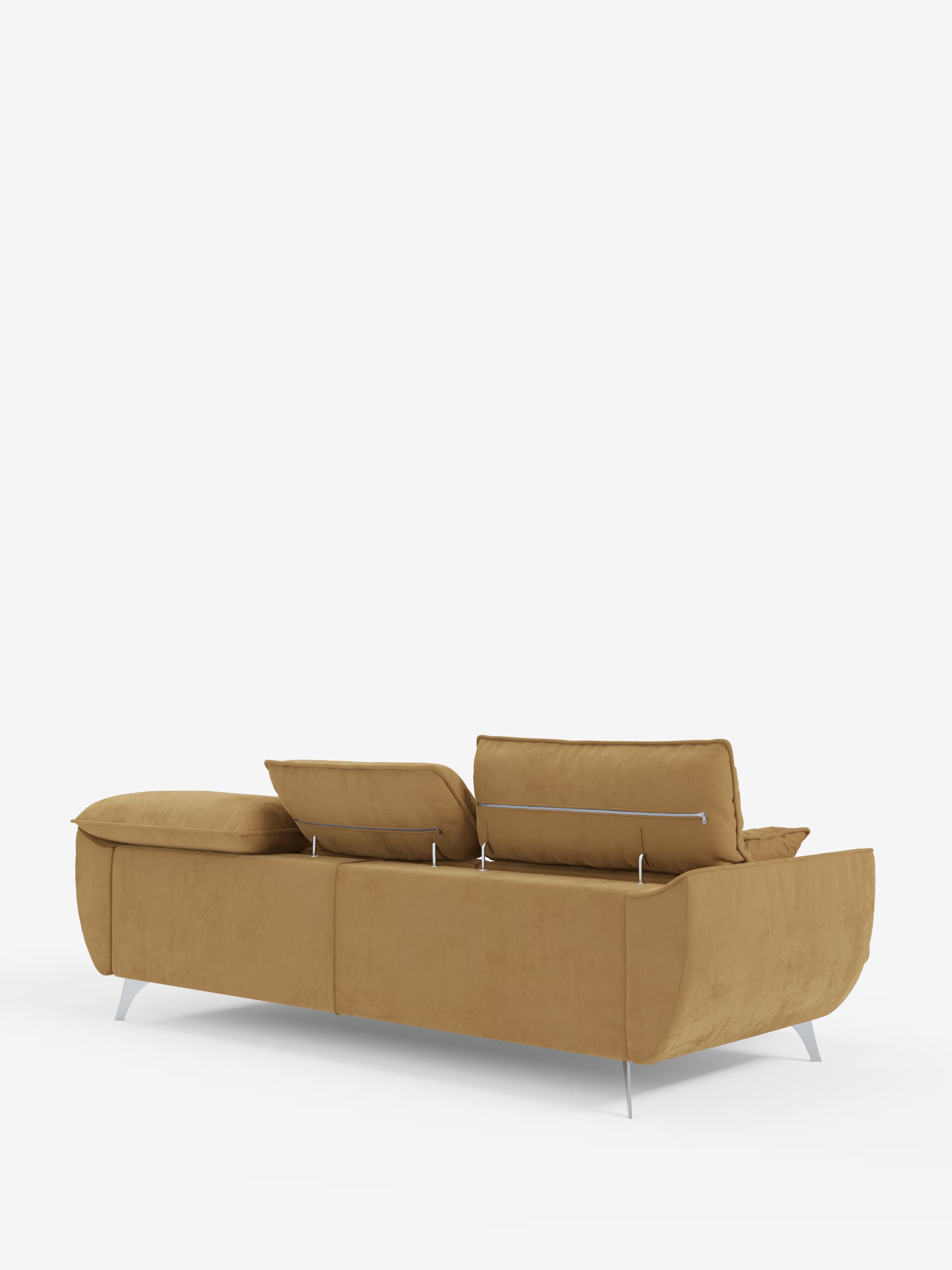 Vi presentiamo il Michelangelo 4 Posti di Divani.Store: un divano elegante e moderno in giallo senape, realizzato in tessuto di velluto T30 facile da pulire. Caratterizzato da raffinate gambe argentate angolate e da linee contemporanee distintive, questo divano con 3 sedute estensibili e poggiatesta reclinabili offre una versatilità e un comfort eccezionali. Ritrauto di retro su uno sfondo bianco a tinta unita, il divano mette chiaramente in risalto la sua silhouette raffinata e i dettagli di design curati.